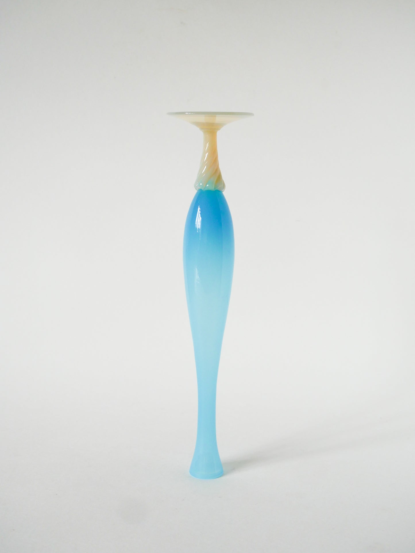 Vase en opaline allongé, Bleu Ciel et pieds Blanc, 1960