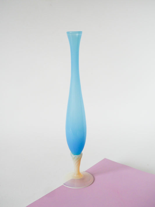 Vase en opaline allongé, Bleu Ciel et pieds Blanc, 1960