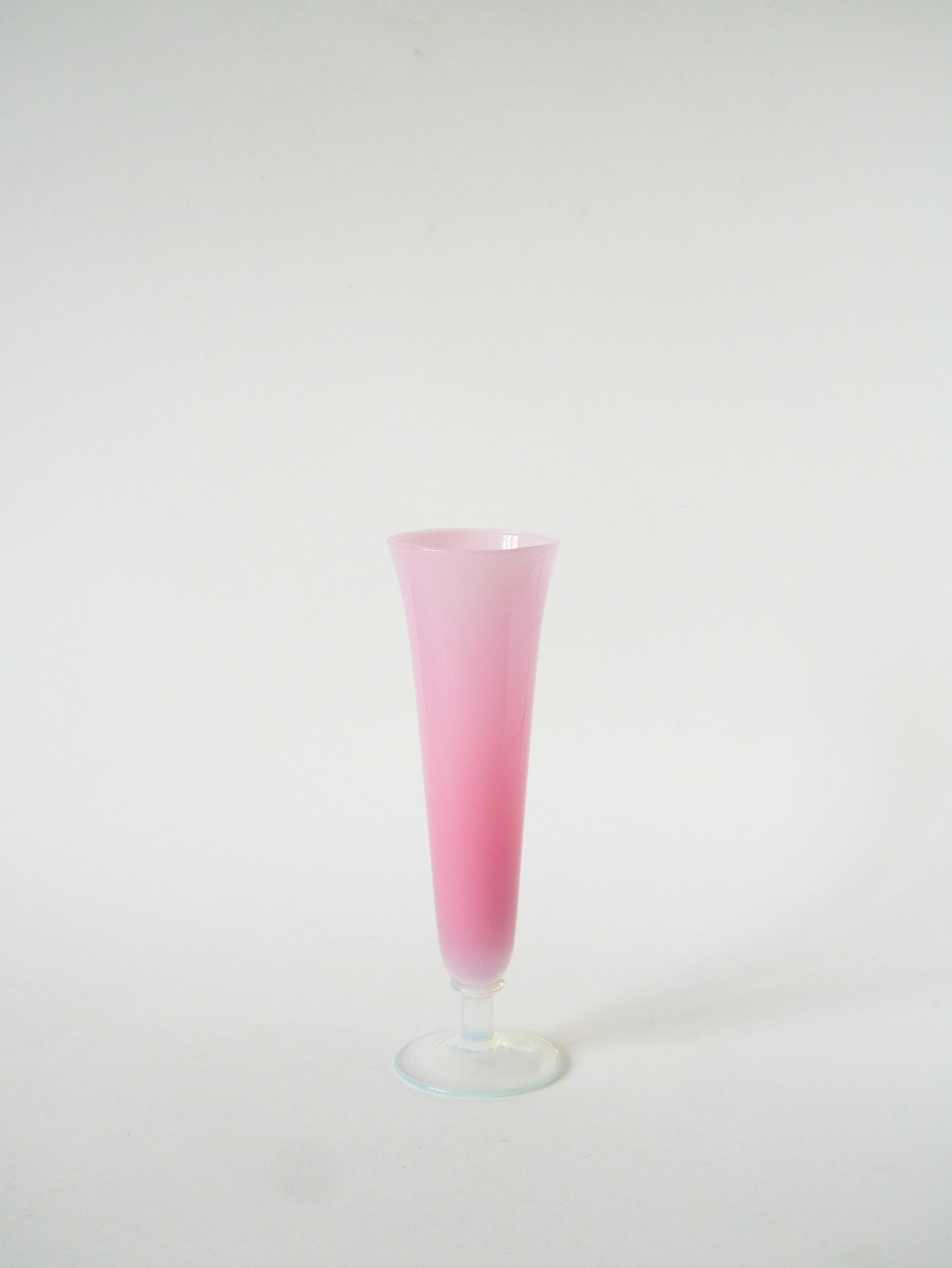 Petit vase en opaline, Rose Bonbon et pieds Opalescent, 1960