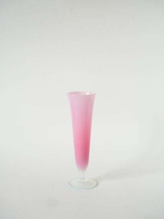 Petit vase en opaline, Rose Bonbon et pieds Opalescent, 1960