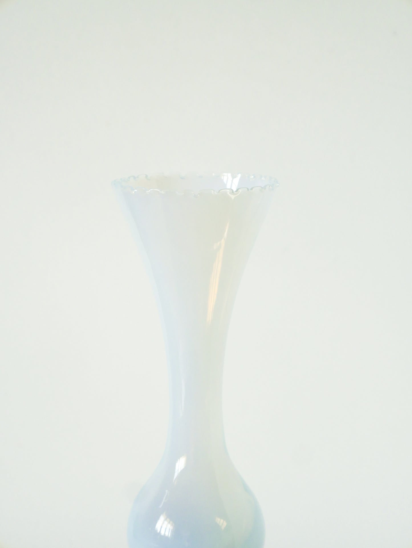 Grand vase en opaline blanc opalescent, col dentelé, 1960