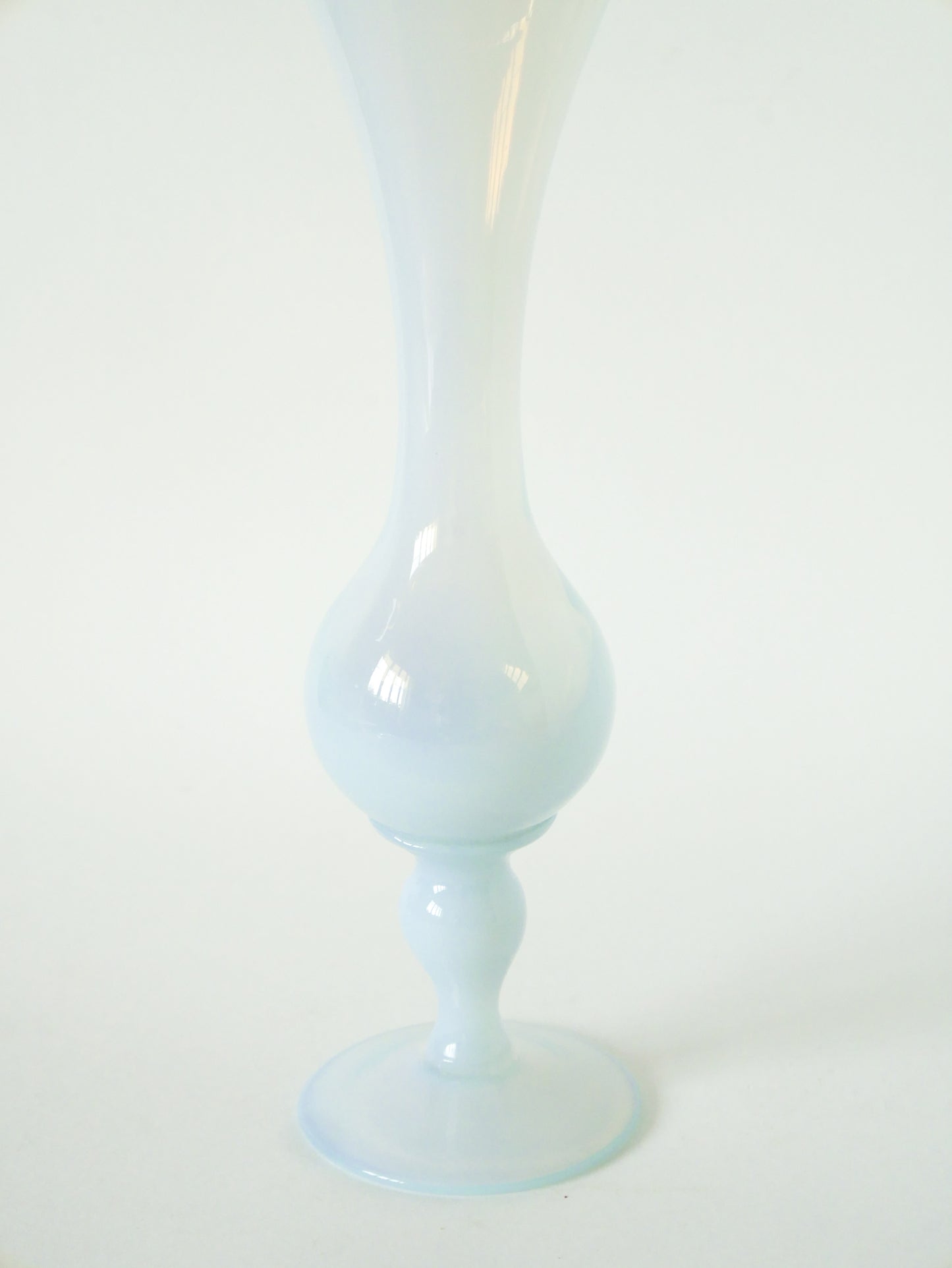 Grand vase en opaline blanc opalescent, col dentelé, 1960