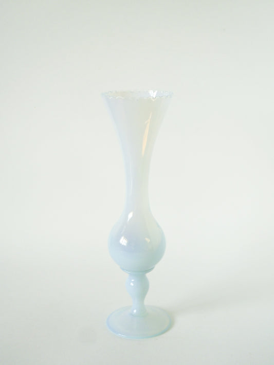 Grand vase en opaline blanc opalescent, col dentelé, 1960