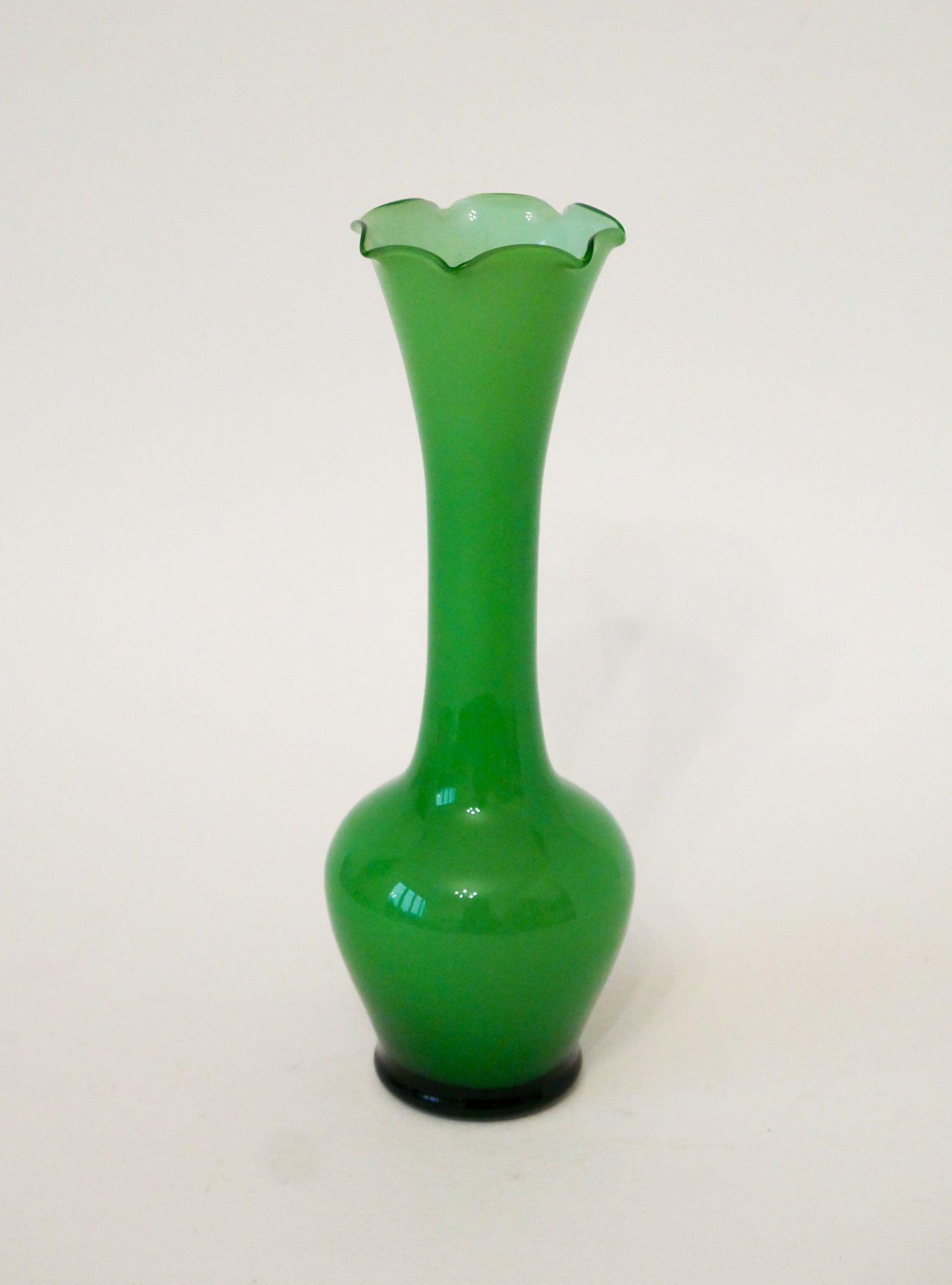 Vase en opaline dentelé Vert Vif, Design, 1960