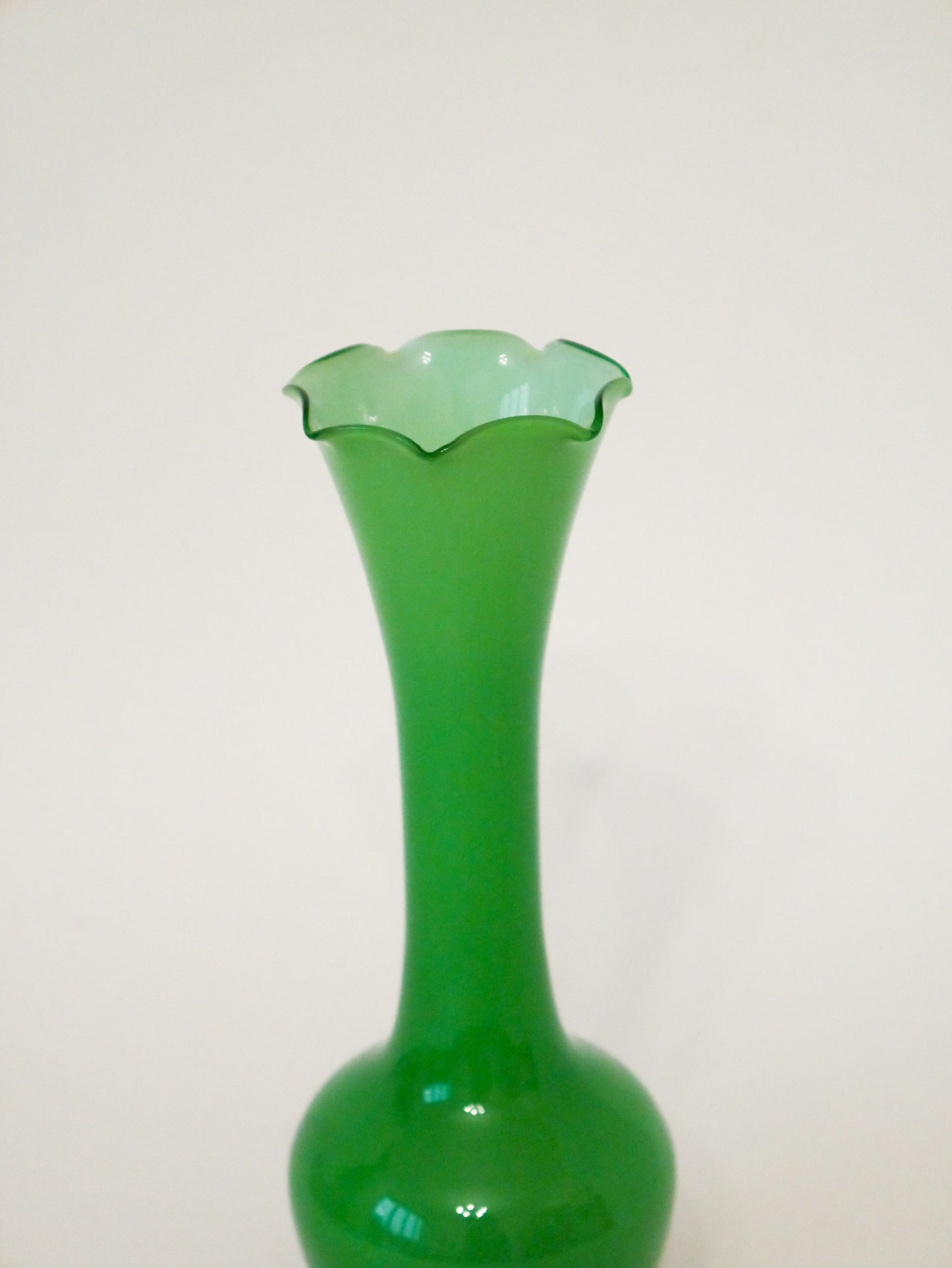 Vase en opaline dentelé Vert Vif, Design, 1960