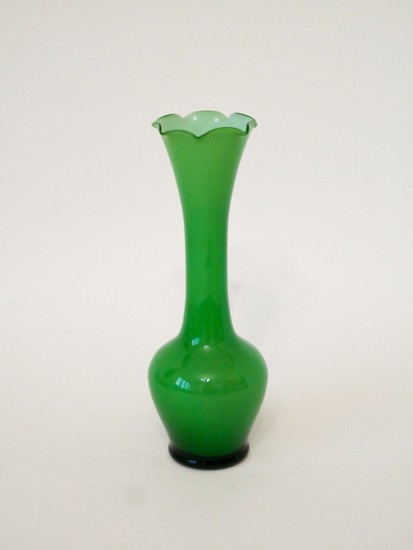 Vase en opaline dentelé Vert Vif, Design, 1960