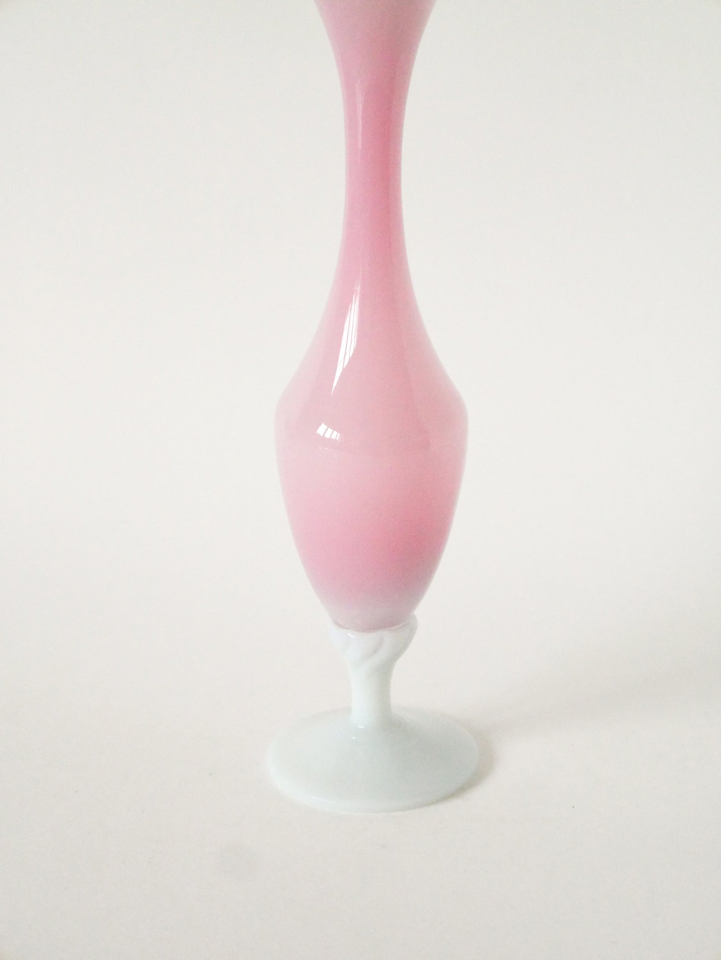 Vase en opaline rose bonbon et pieds blanc travaillé, 1960