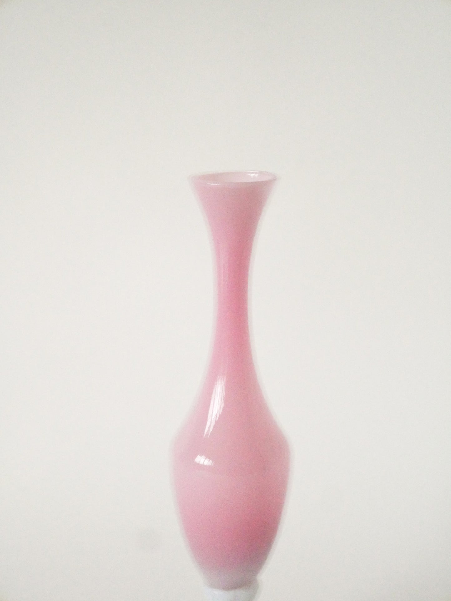 Vase en opaline rose bonbon et pieds blanc travaillé, 1960