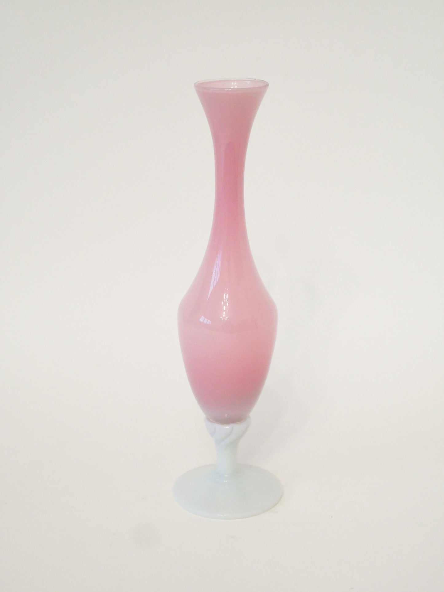 Vase en opaline rose bonbon et pieds blanc travaillé, 1960