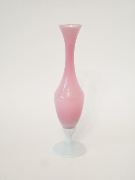 Vase en opaline rose bonbon et pieds blanc travaillé, 1960