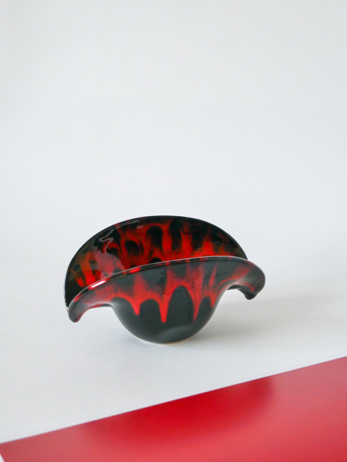 Vide-poche en céramique noir et rouge, style Vallauris, 1970