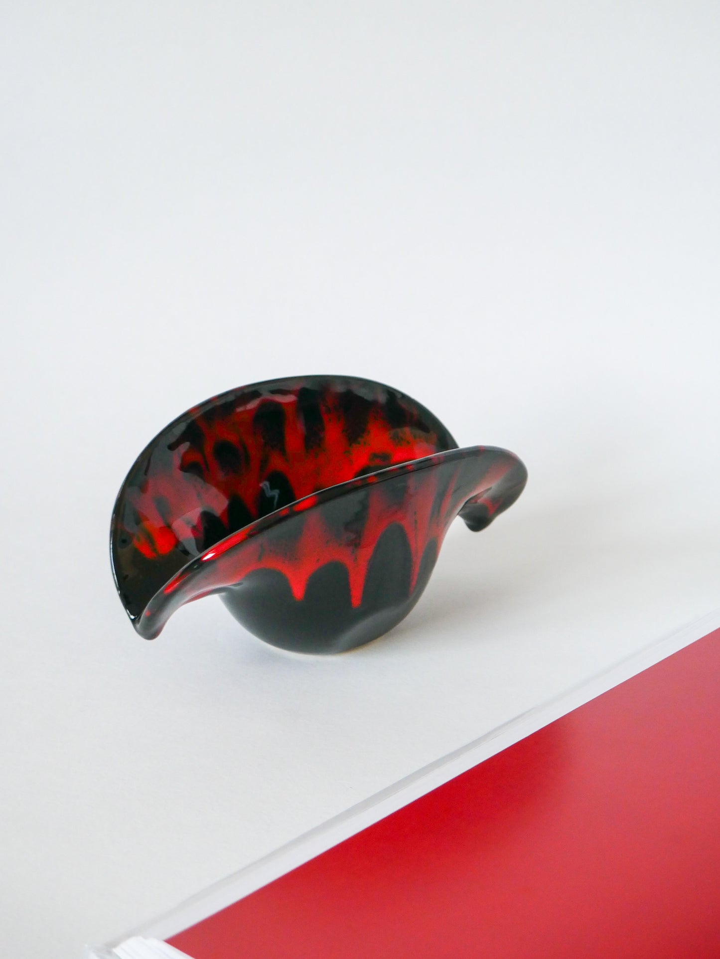 Vide-poche en céramique noir et rouge, style Vallauris, 1970