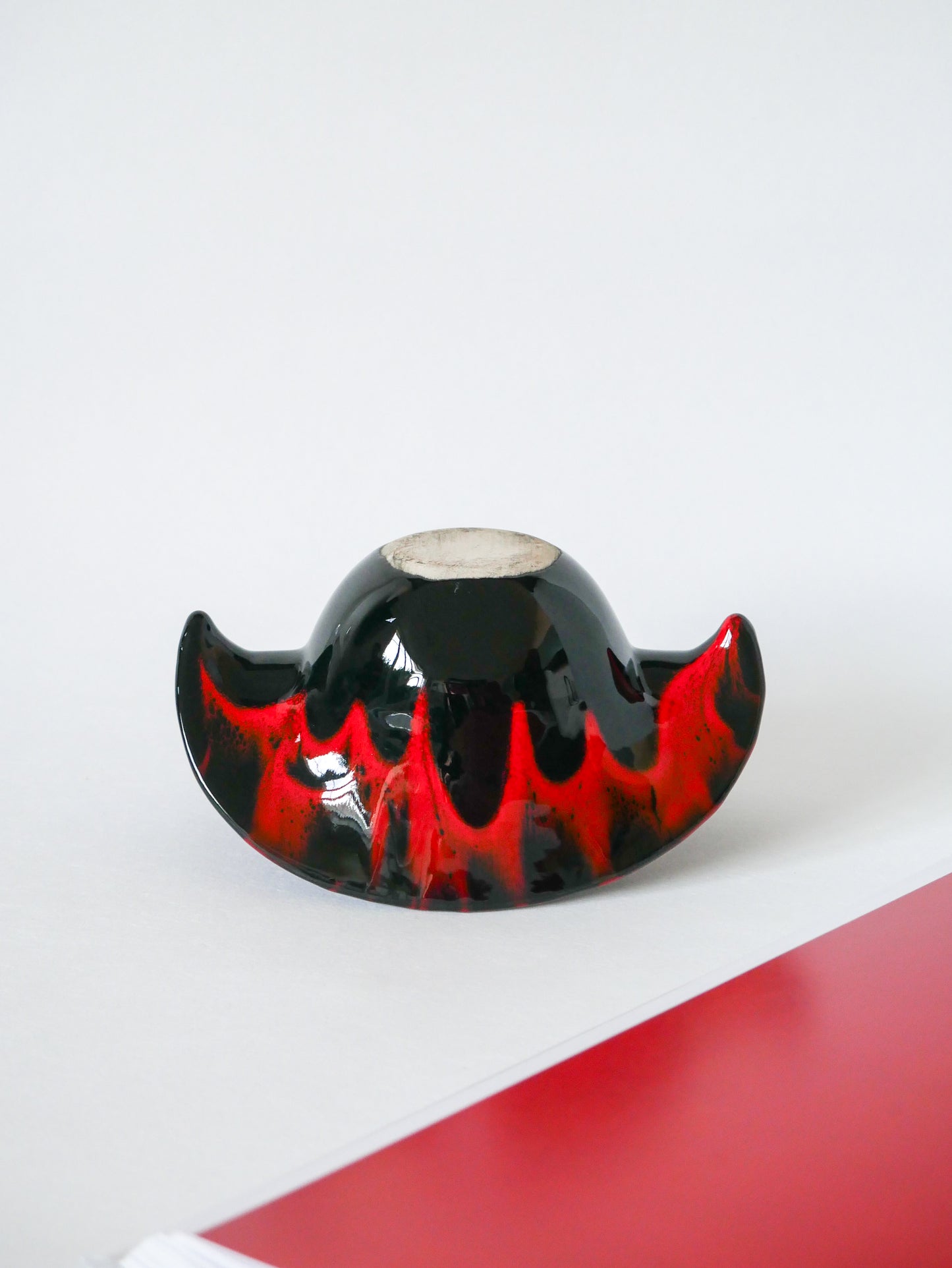 Vide-poche en céramique noir et rouge, style Vallauris, 1970