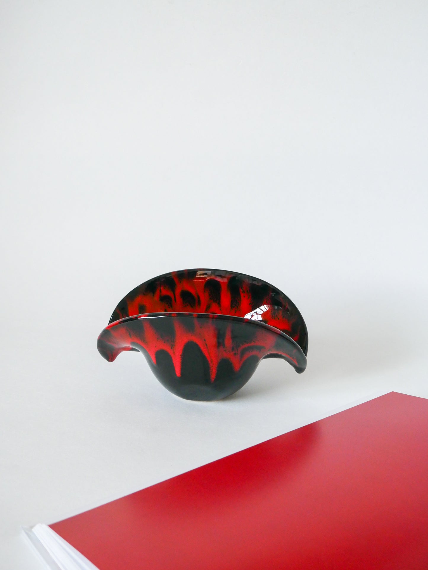 Vide-poche en céramique noir et rouge, style Vallauris, 1970