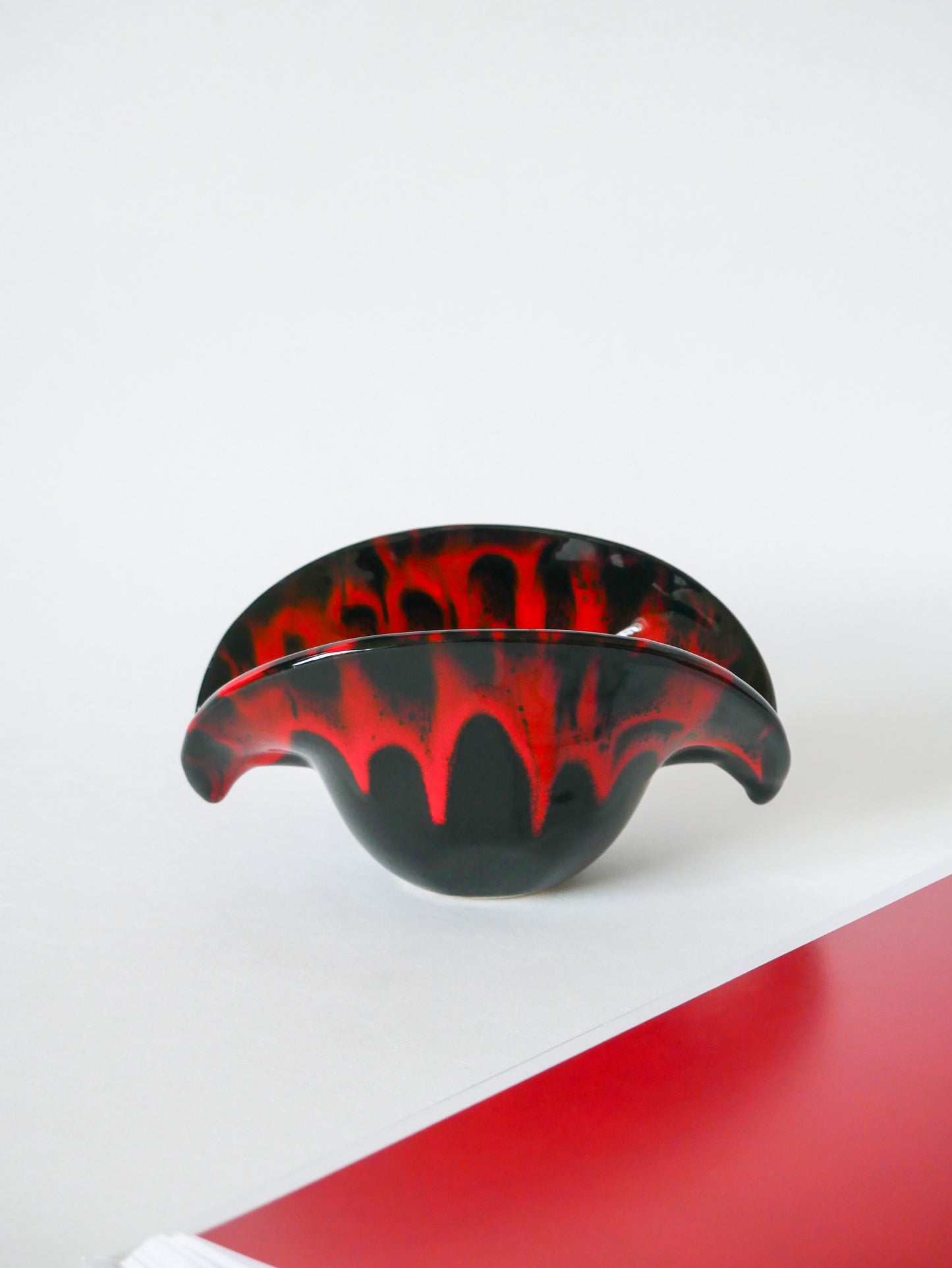 Vide-poche en céramique noir et rouge, style Vallauris, 1970