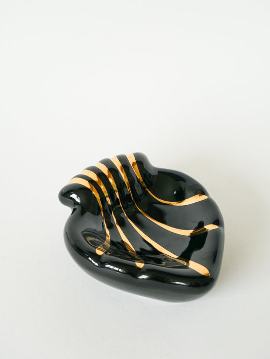 Vide-poche en céramique coeur / coquillage, noir et doré, signé, 1950