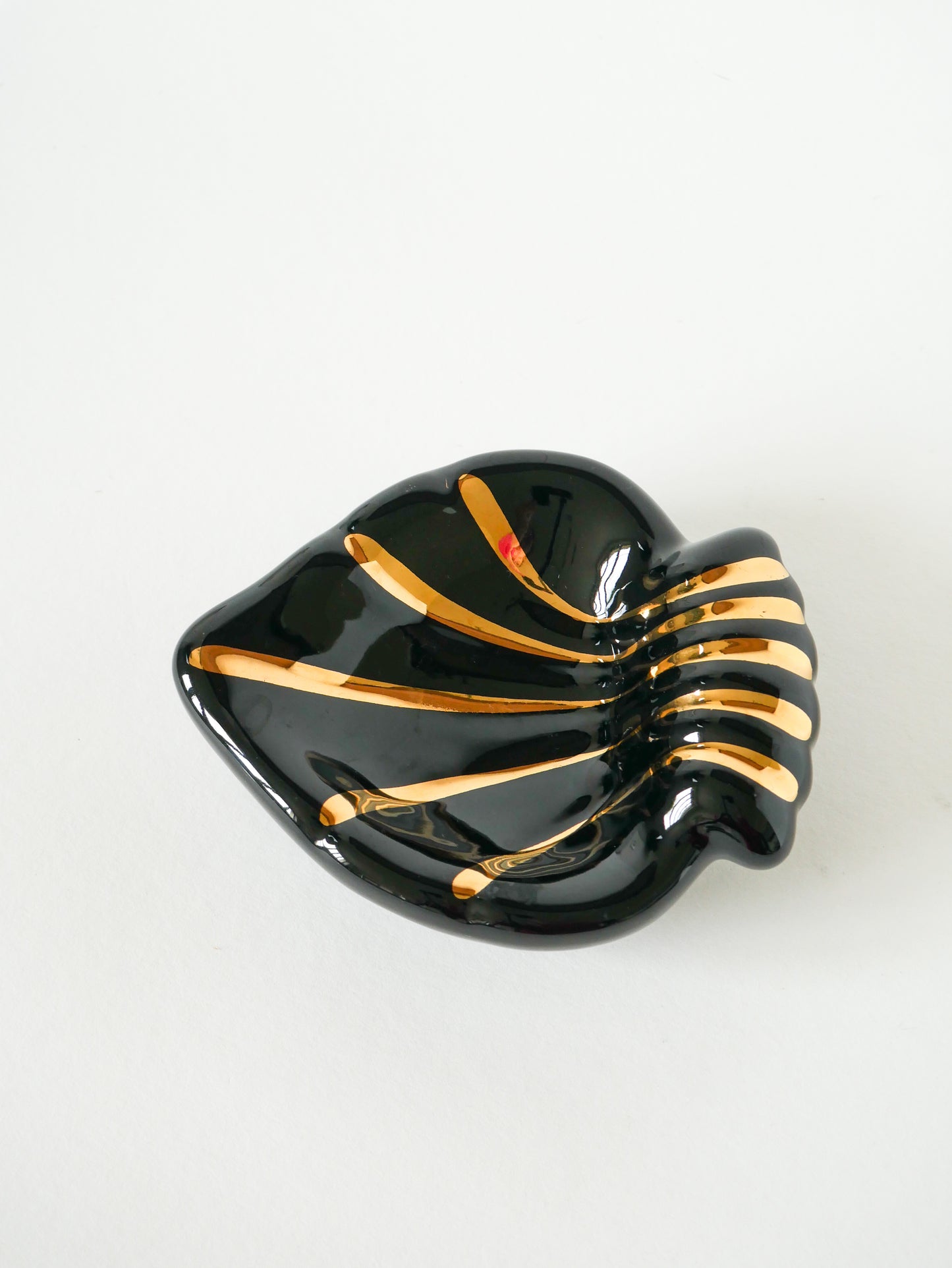 Vide-poche en céramique coeur / coquillage, noir et doré, signé, 1950