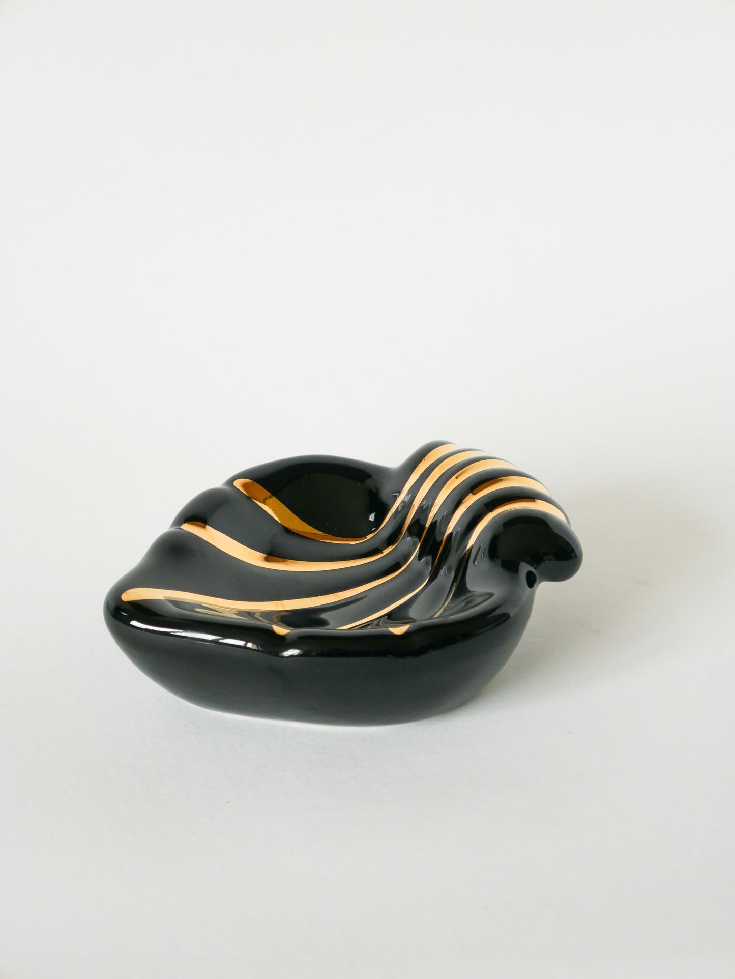 Vide-poche en céramique coeur / coquillage, noir et doré, signé, 1950