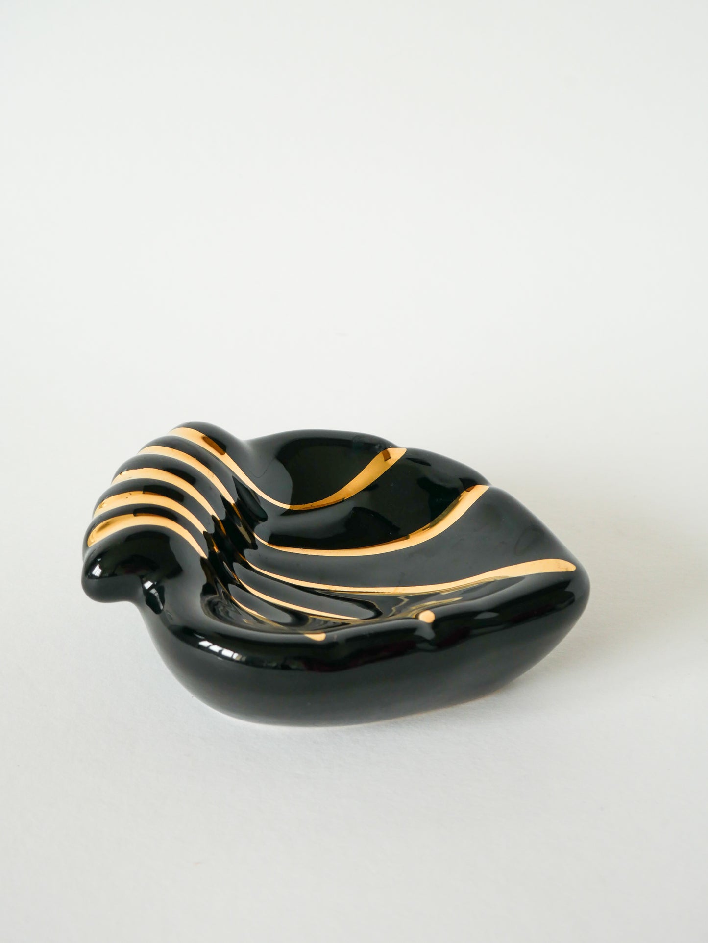 Vide-poche en céramique coeur / coquillage, noir et doré, signé, 1950