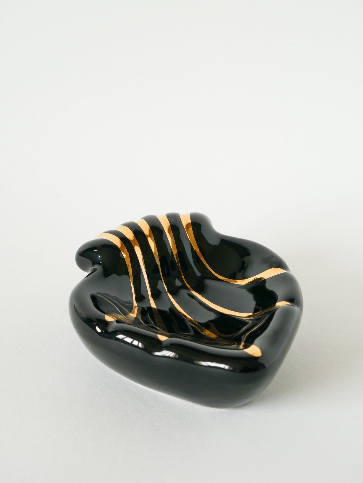 Vide-poche en céramique coeur / coquillage, noir et doré, signé, 1950