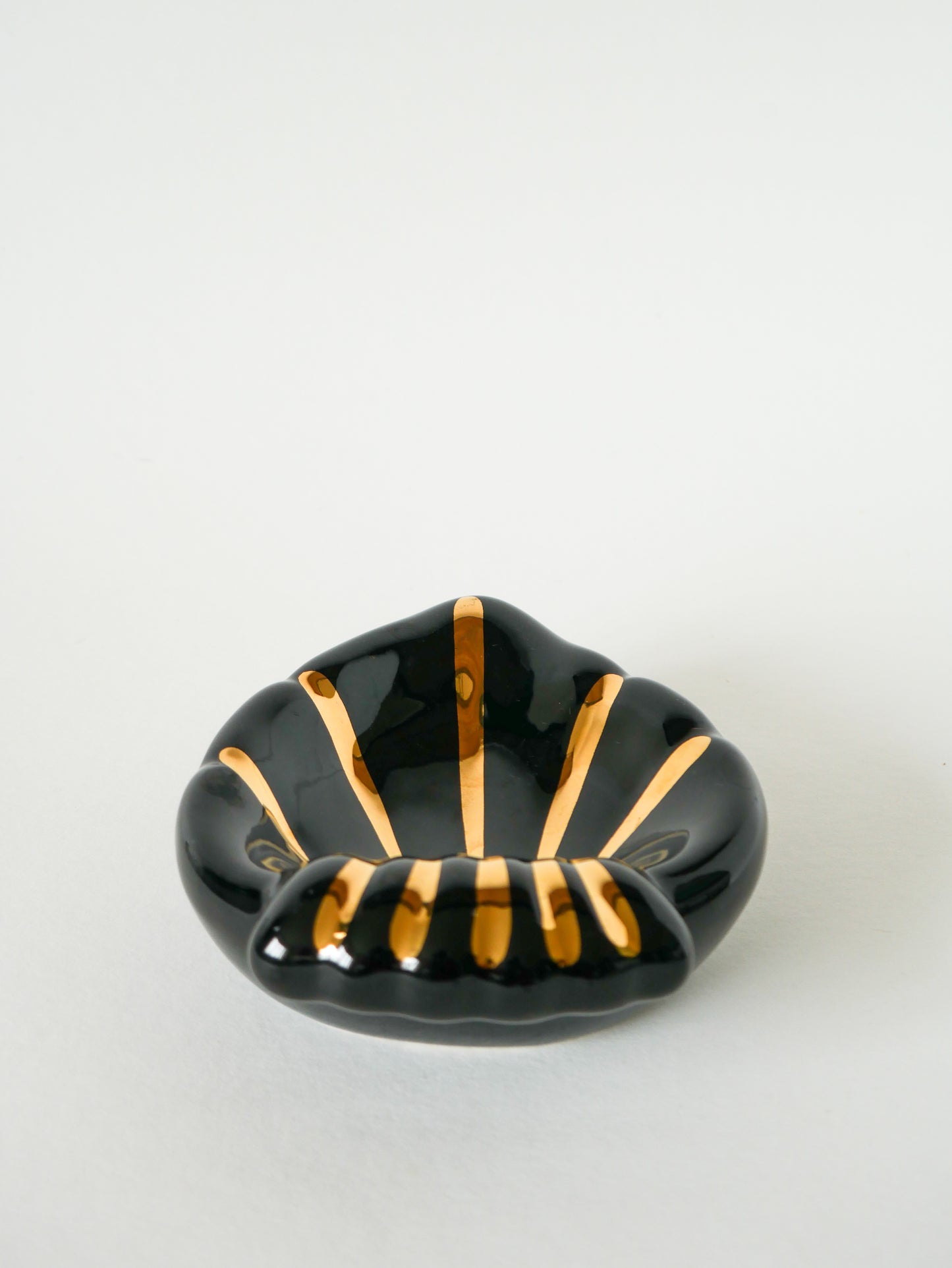 Vide-poche en céramique coeur / coquillage, noir et doré, signé, 1950