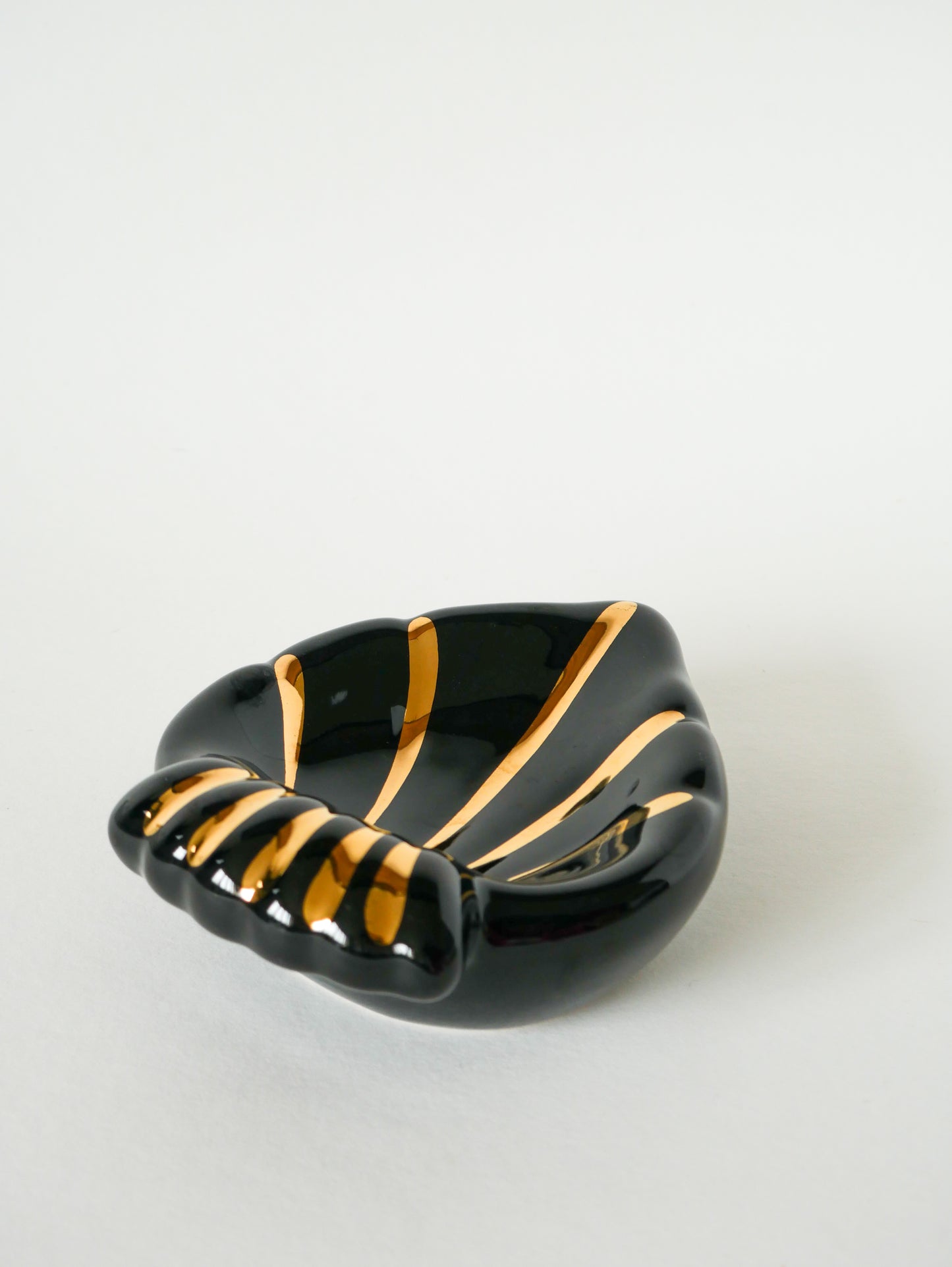 Vide-poche en céramique coeur / coquillage, noir et doré, signé, 1950