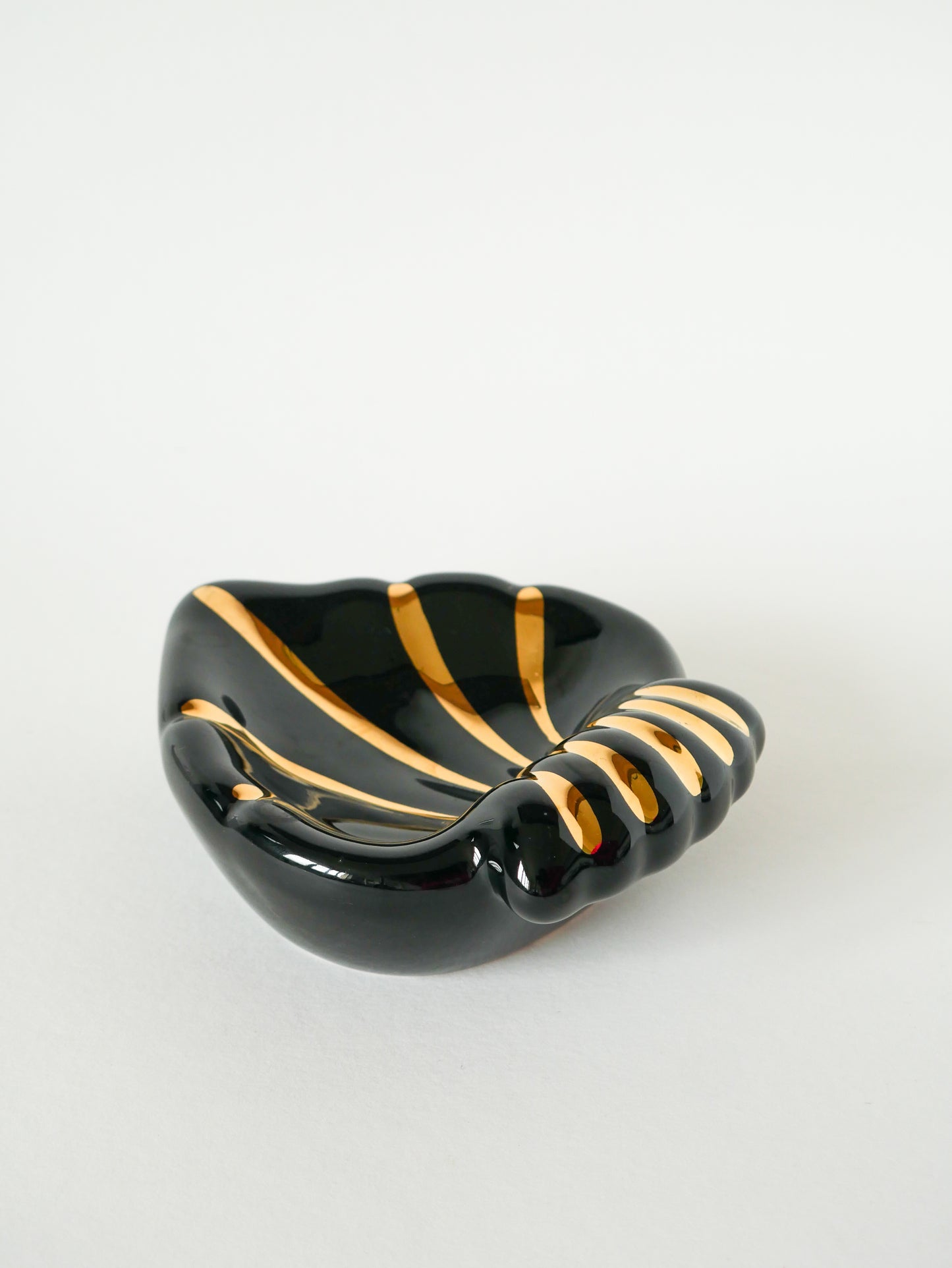 Vide-poche en céramique coeur / coquillage, noir et doré, signé, 1950