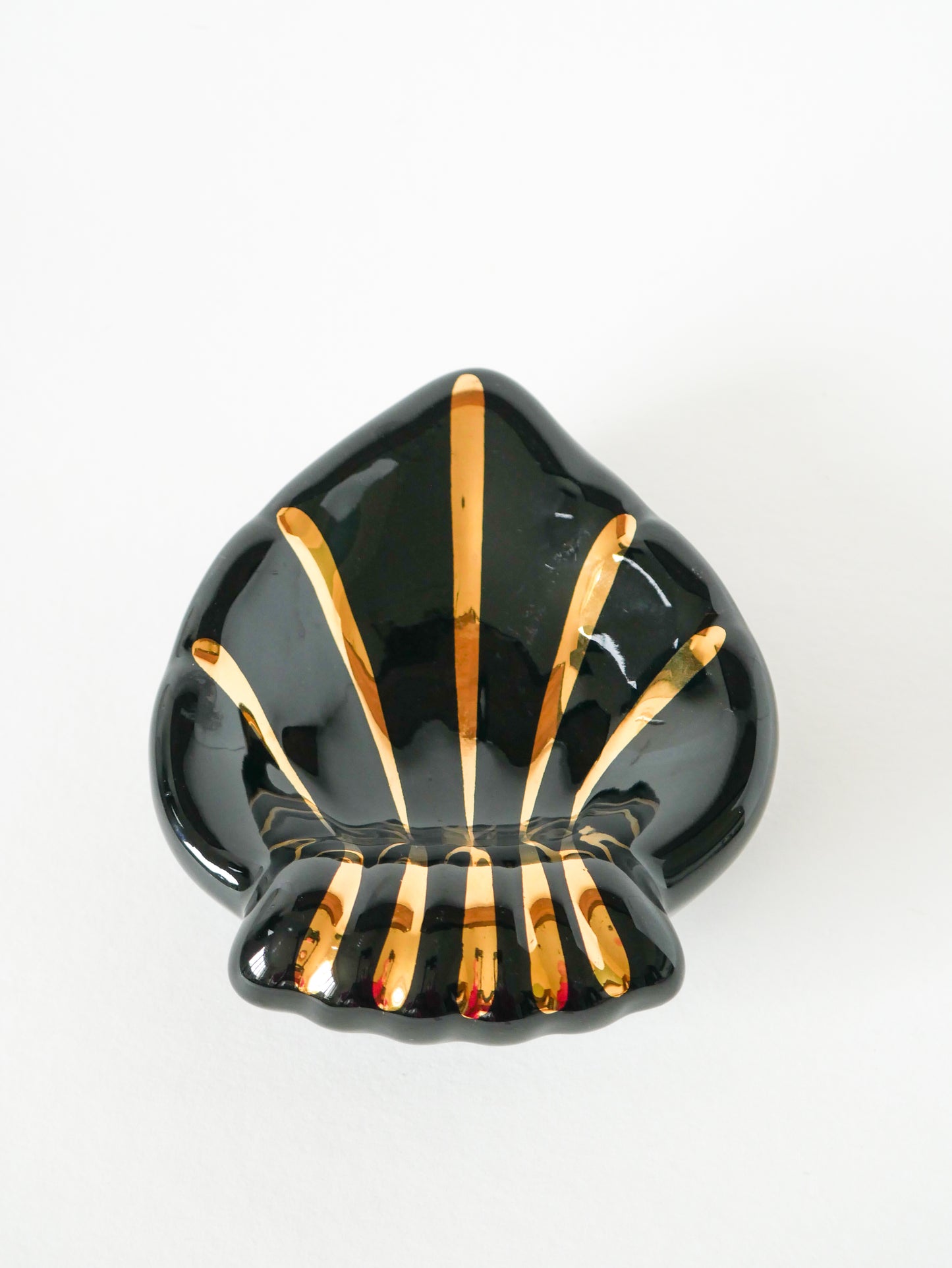 Vide-poche en céramique coeur / coquillage, noir et doré, signé, 1950