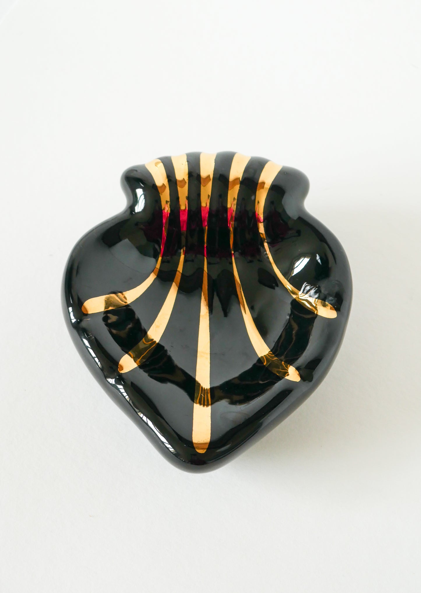 Vide-poche en céramique coeur / coquillage, noir et doré, signé, 1950