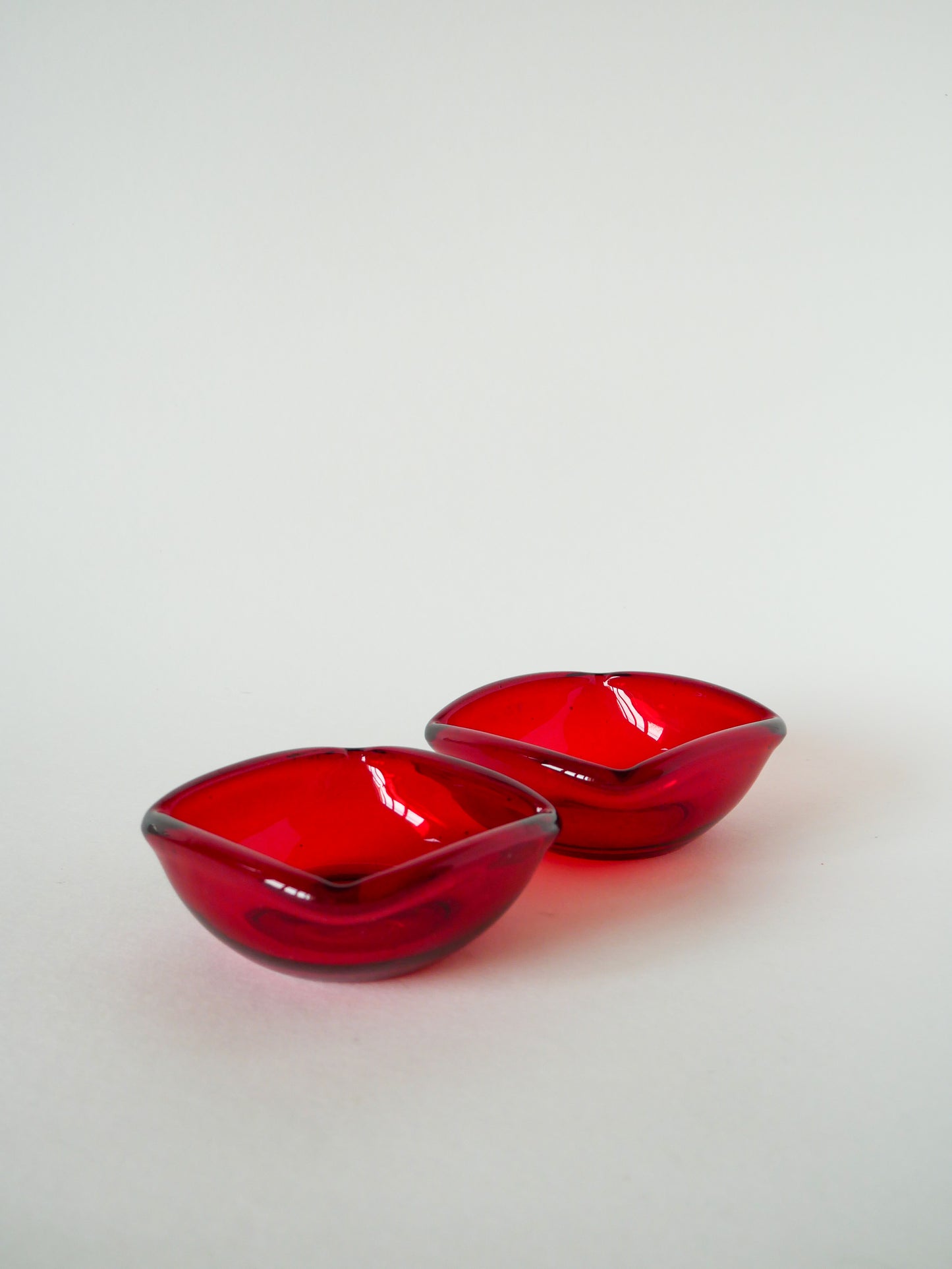 Paire de vide-poches en verre coloré bordeaux, dans le goût de Murano, 1970