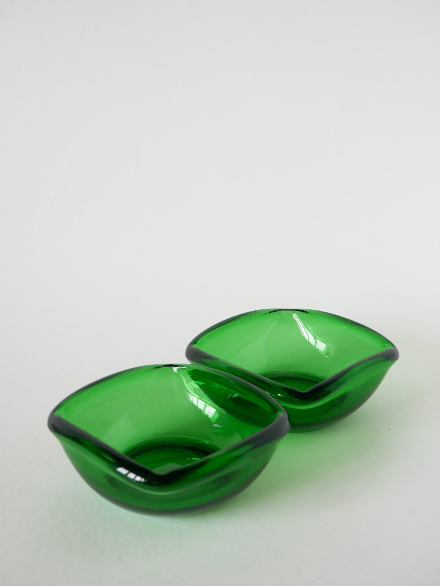 Paire de vide-poches en verre coloré vert, dans le goût de Murano, 1970