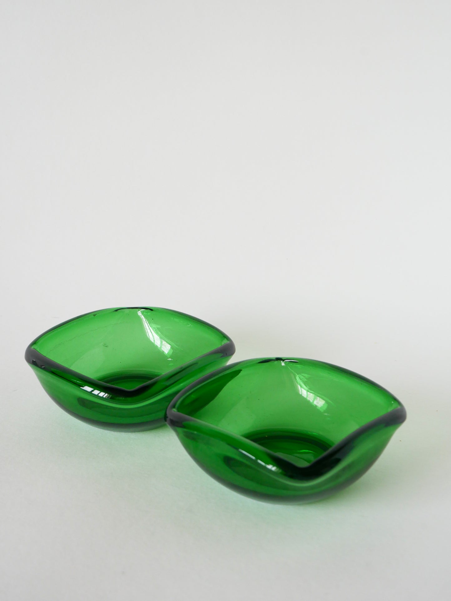 Paire de vide-poches en verre coloré vert, dans le goût de Murano, 1970