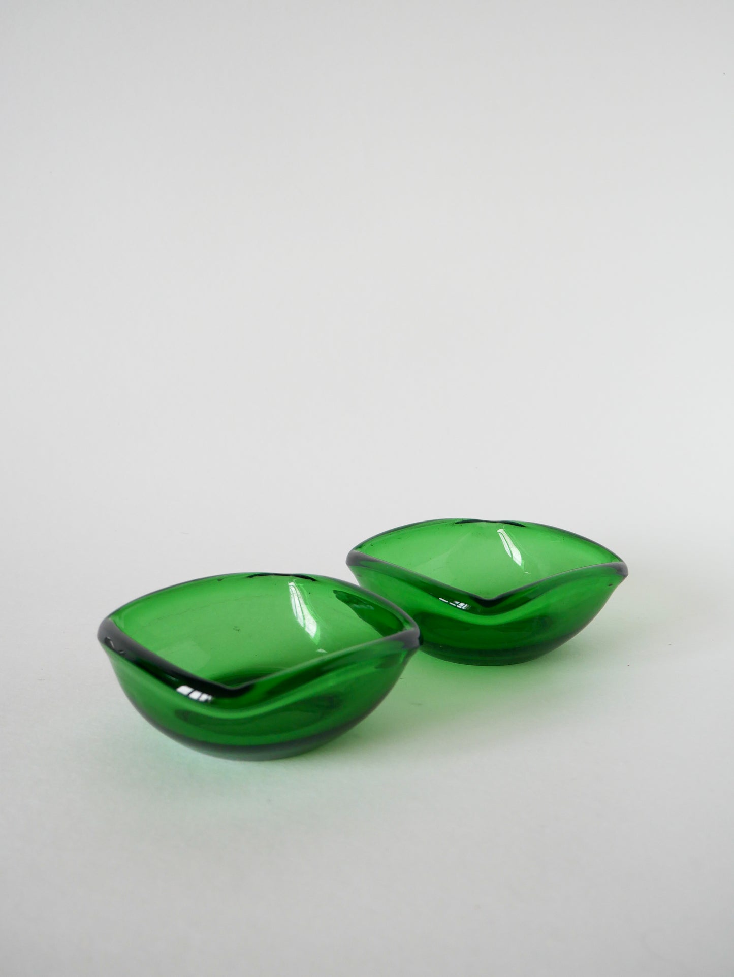 Paire de vide-poches en verre coloré vert, dans le goût de Murano, 1970