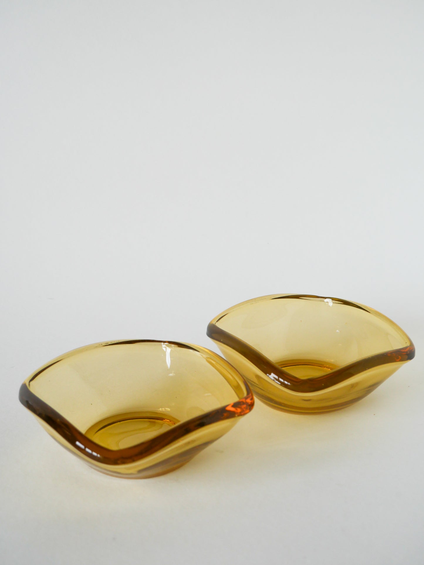 Paire de vide-poches en verre coloré jaune, dans le goût de Murano, 1970