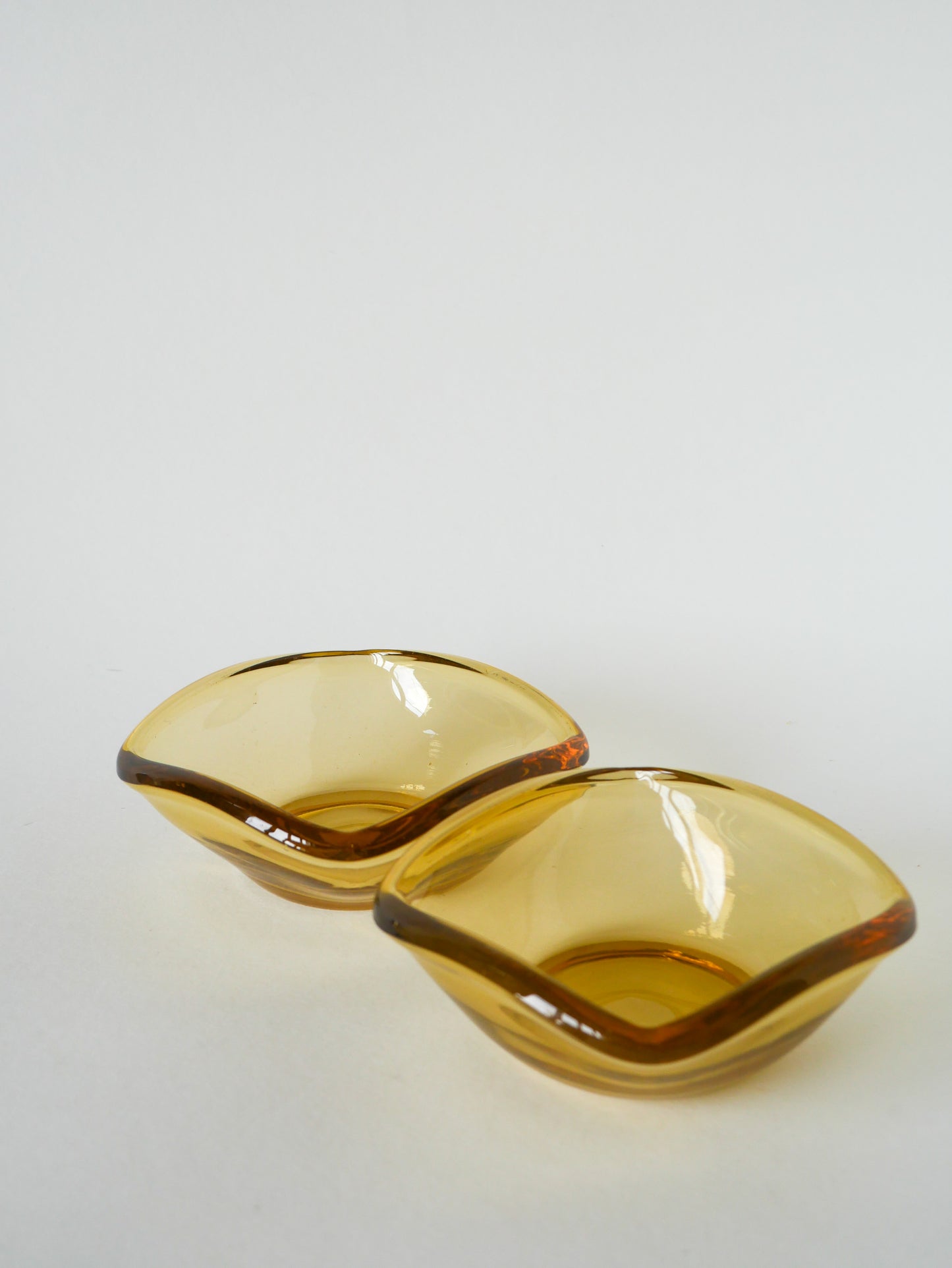 Paire de vide-poches en verre coloré jaune, dans le goût de Murano, 1970