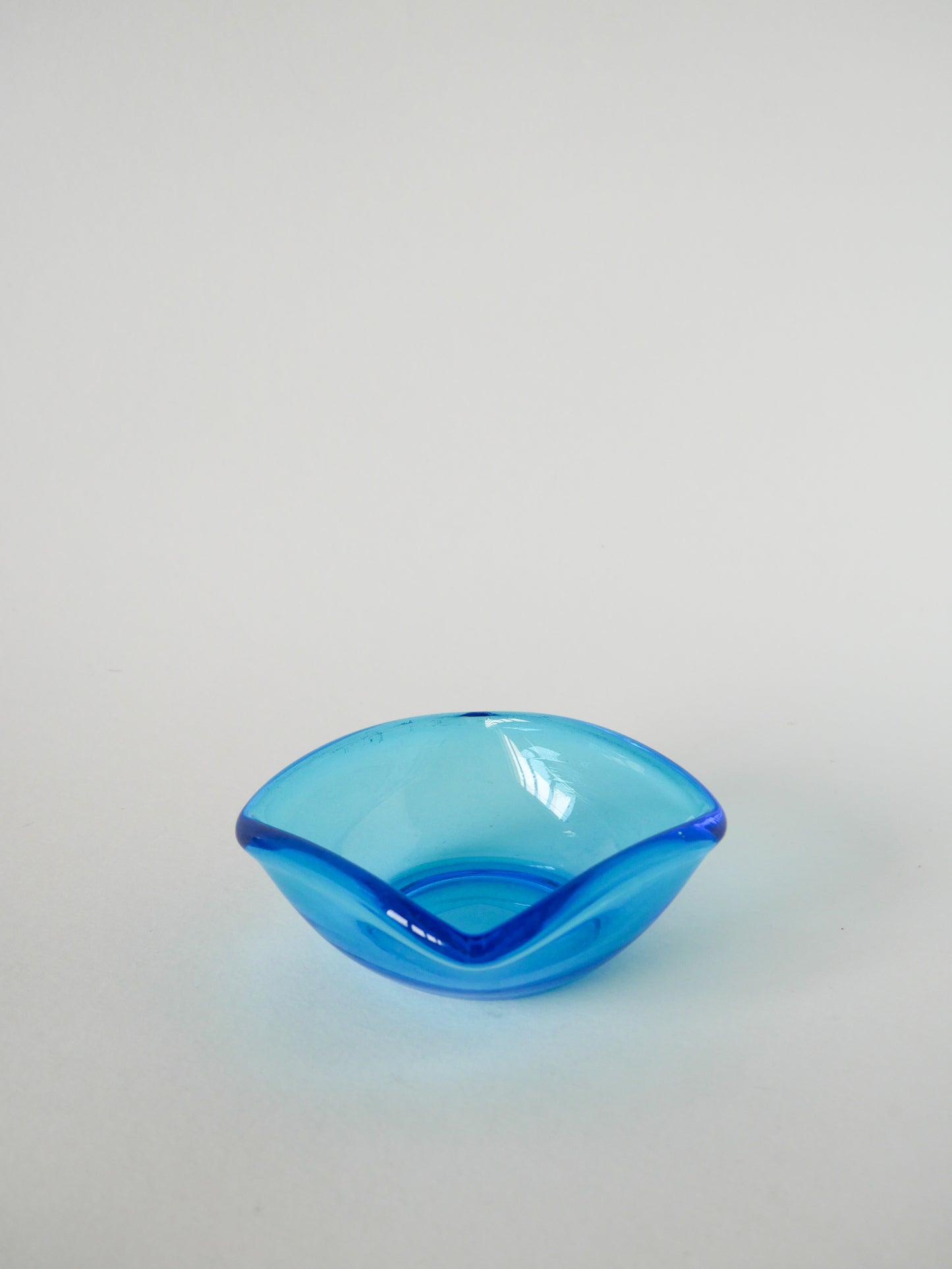 Vide-poche en verre coloré bleu, dans le goût de Murano, 1970