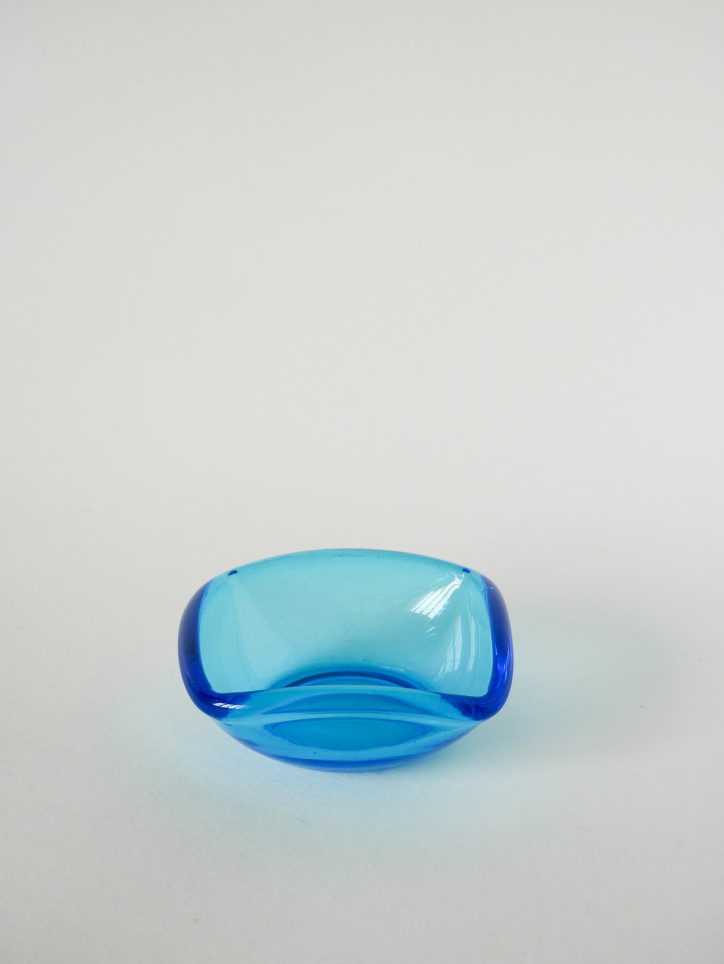 Vide-poche en verre coloré bleu, dans le goût de Murano, 1970