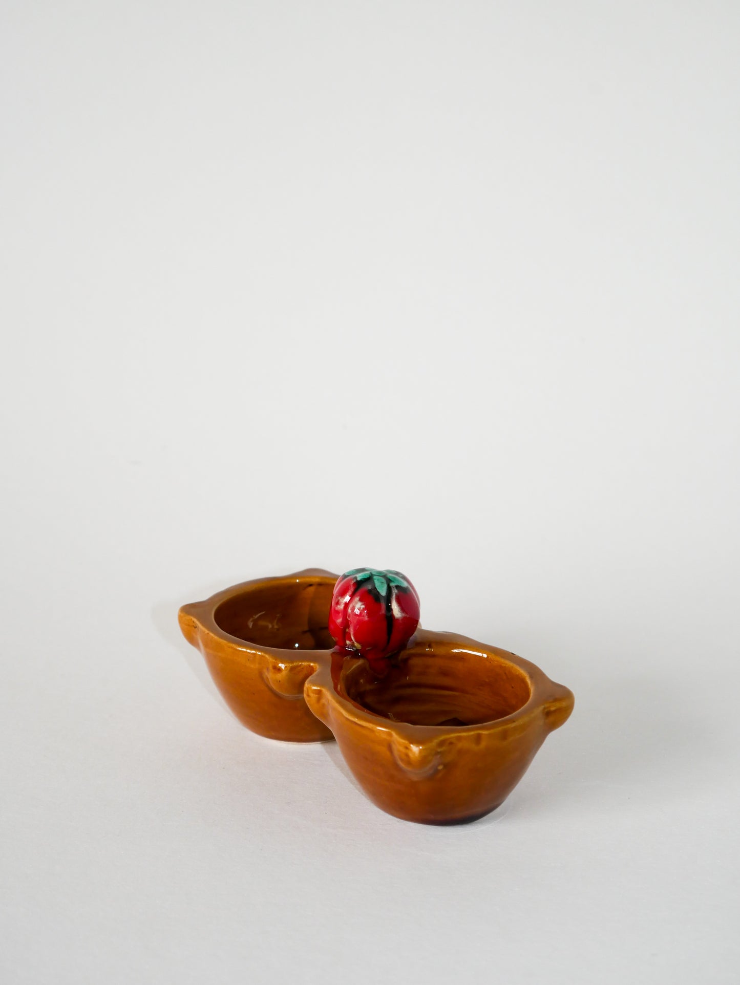 Sel & poivre en barbotine modèle Tomates, signé, 1970