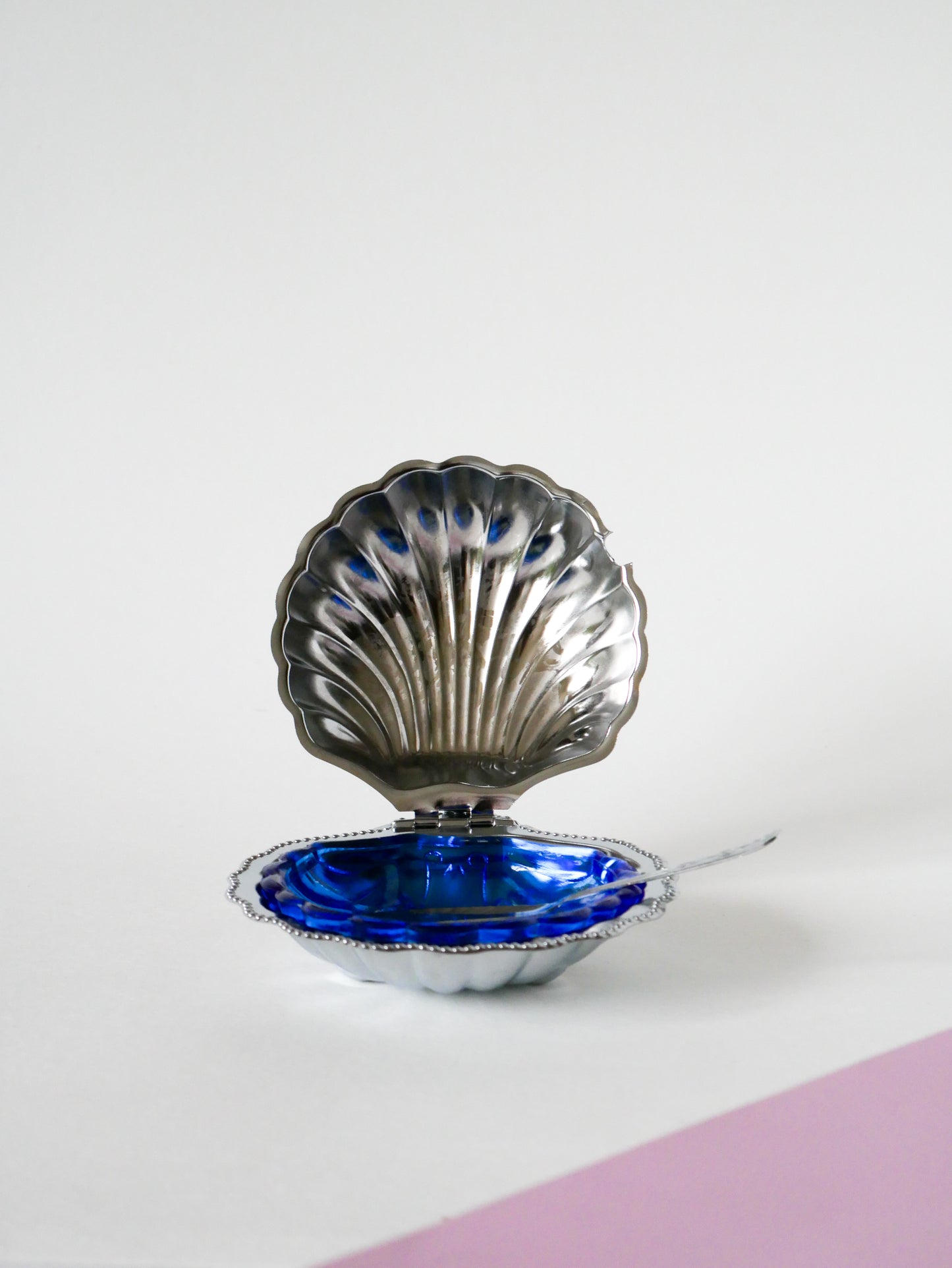 Beurrier coquillage en inox et verre bleu, avec beurrier, 1970