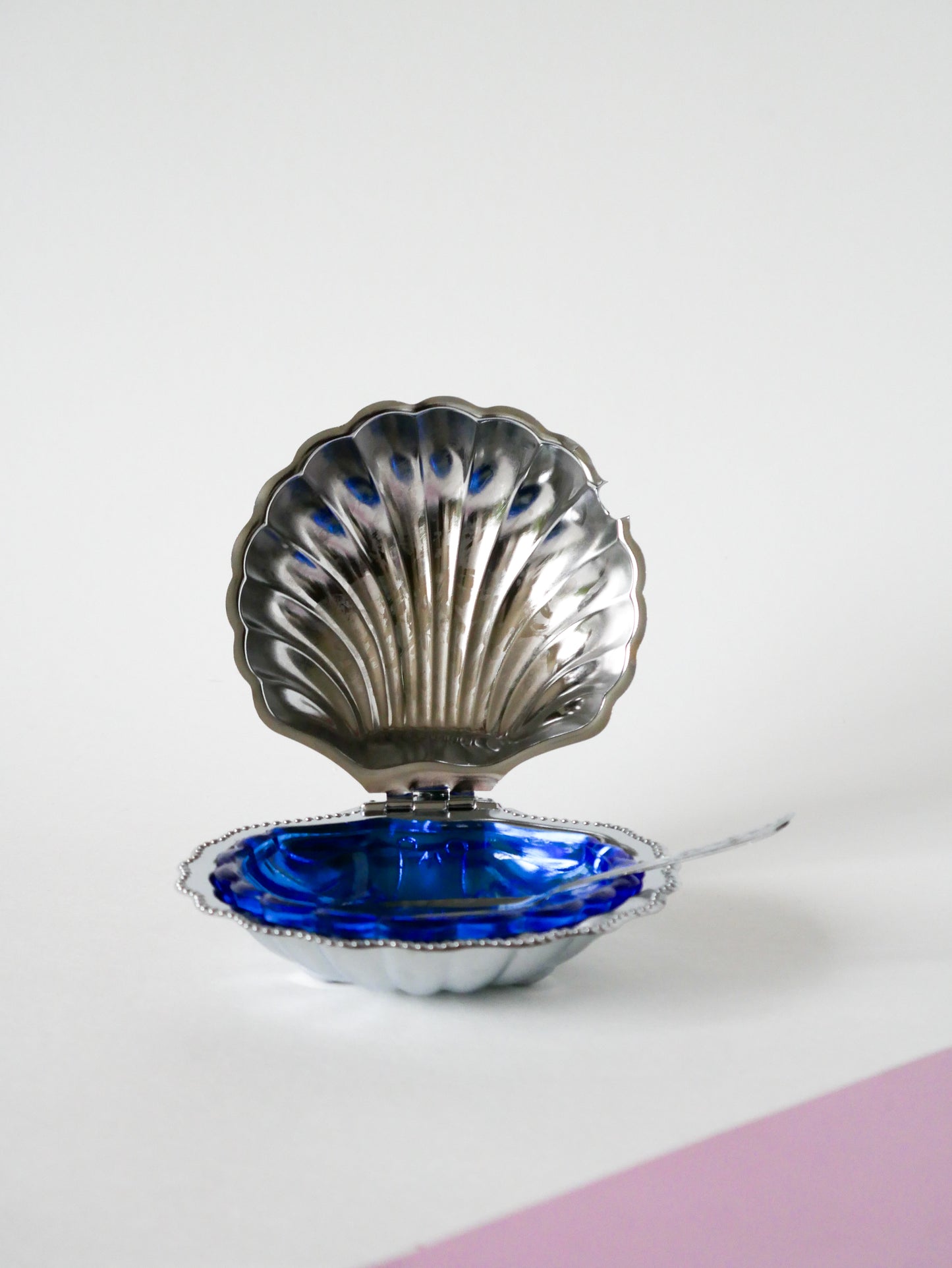 Beurrier coquillage en inox et verre bleu, avec beurrier, 1970