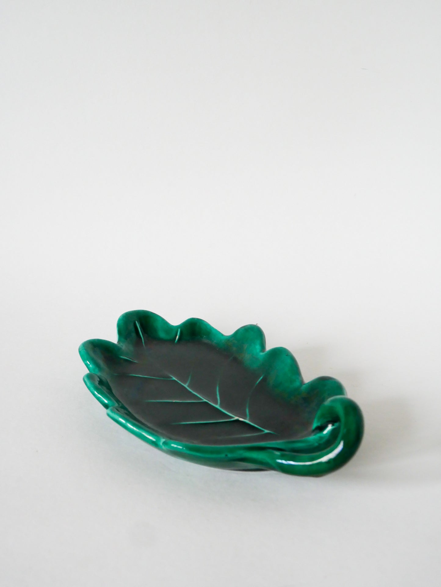 Grand vide-poche en barbotine, modèle "Feuille", Vert, Design, 1970