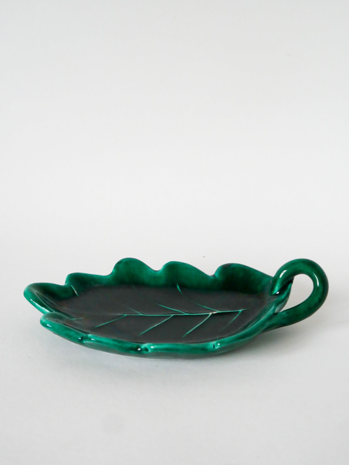 Grand vide-poche en barbotine, modèle "Feuille", Vert, Design, 1970