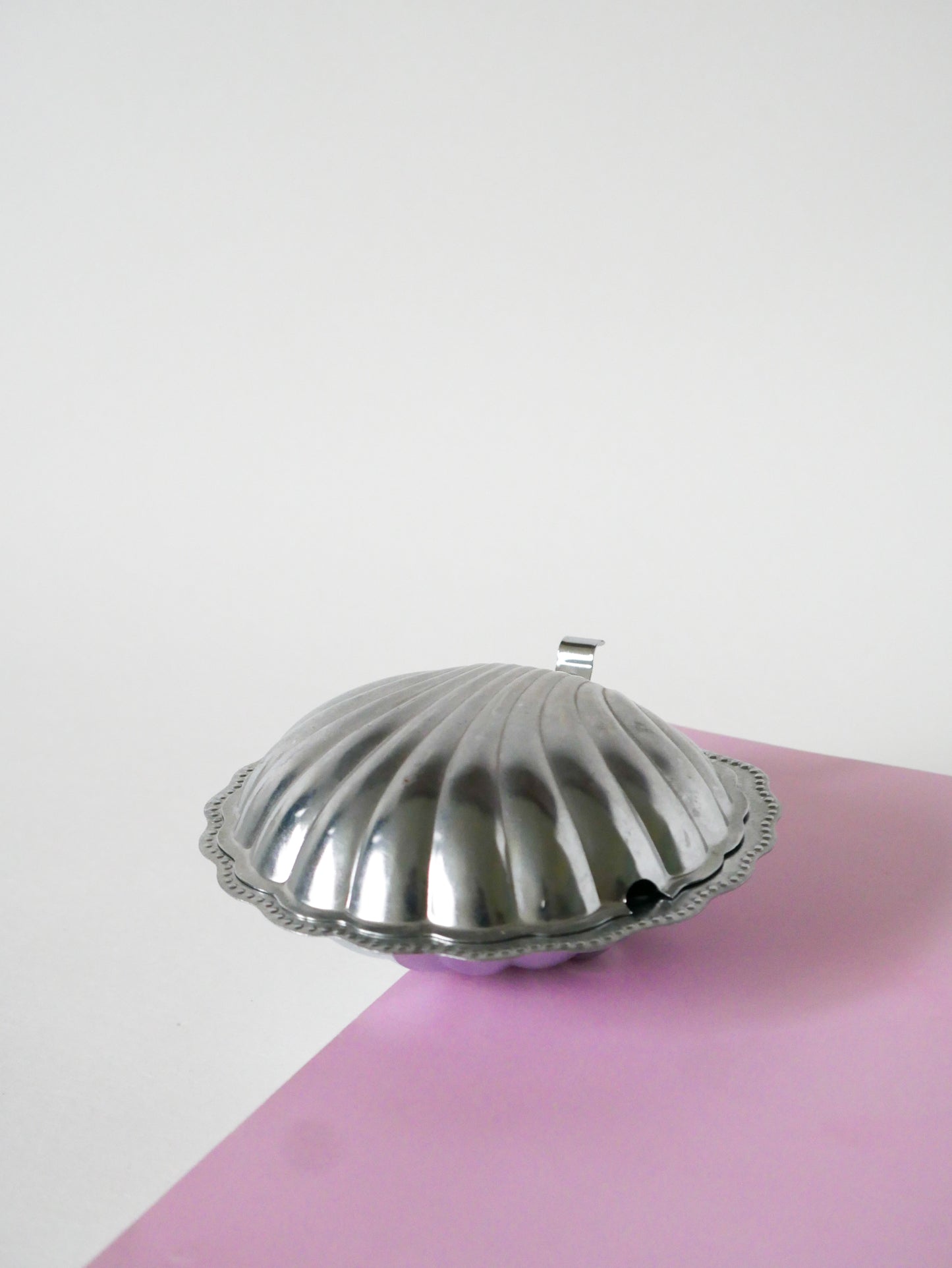 Vide-poche coquillage en métal et verre blanc, 1970