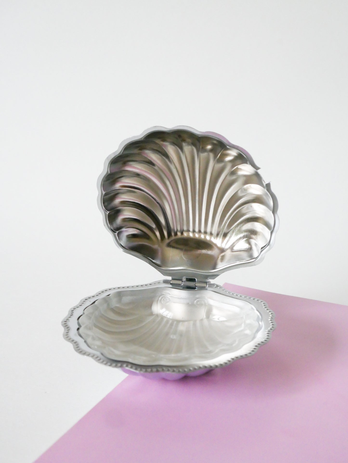 Vide-poche coquillage en métal et verre blanc, 1970