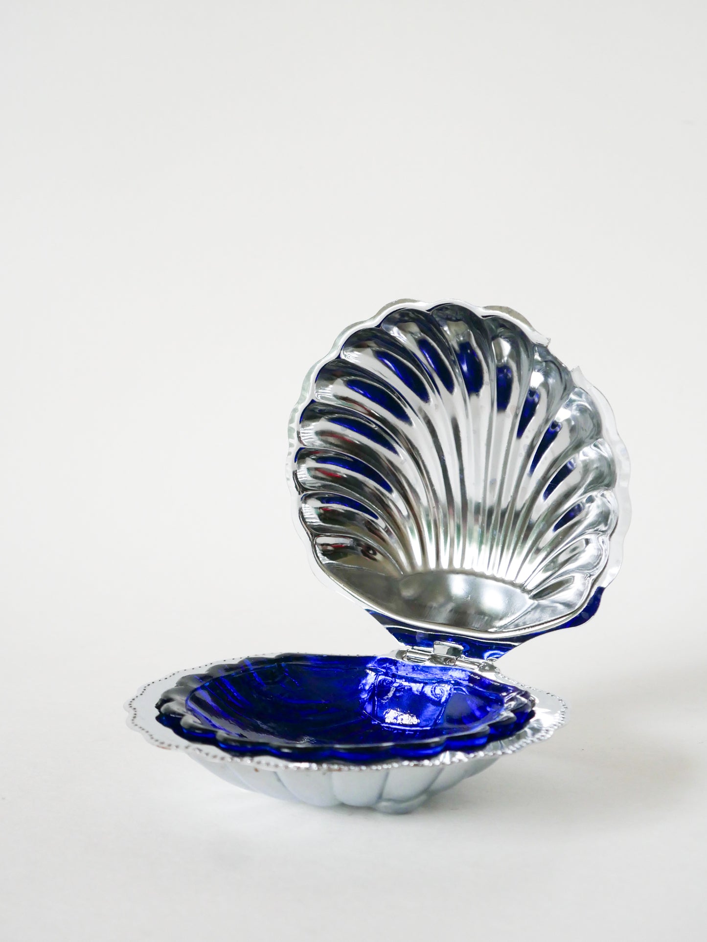 Vide-poche coquillage en inox, intérieur en verre bleu, 1970