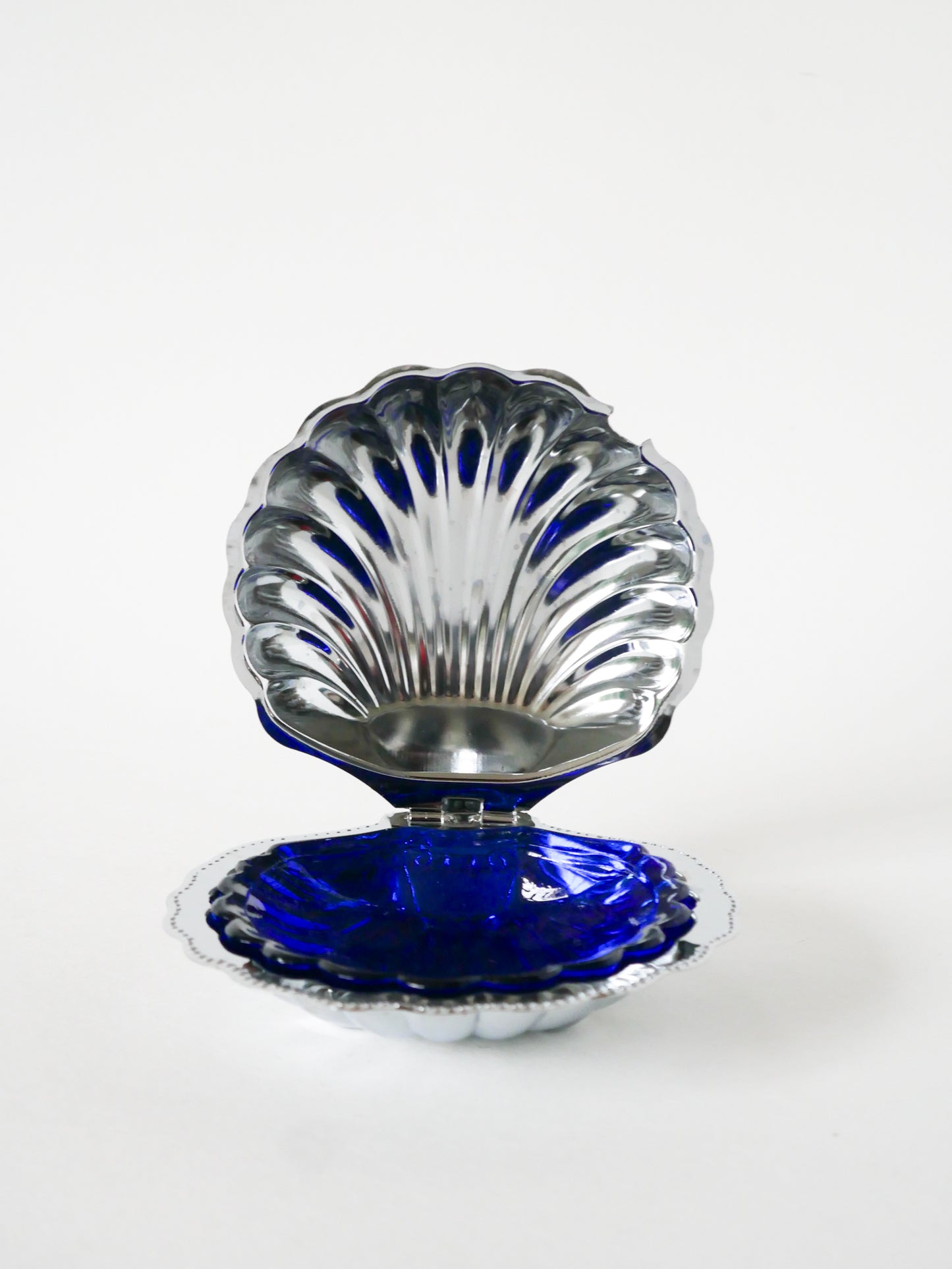 Vide-poche coquillage en inox, intérieur en verre bleu, 1970