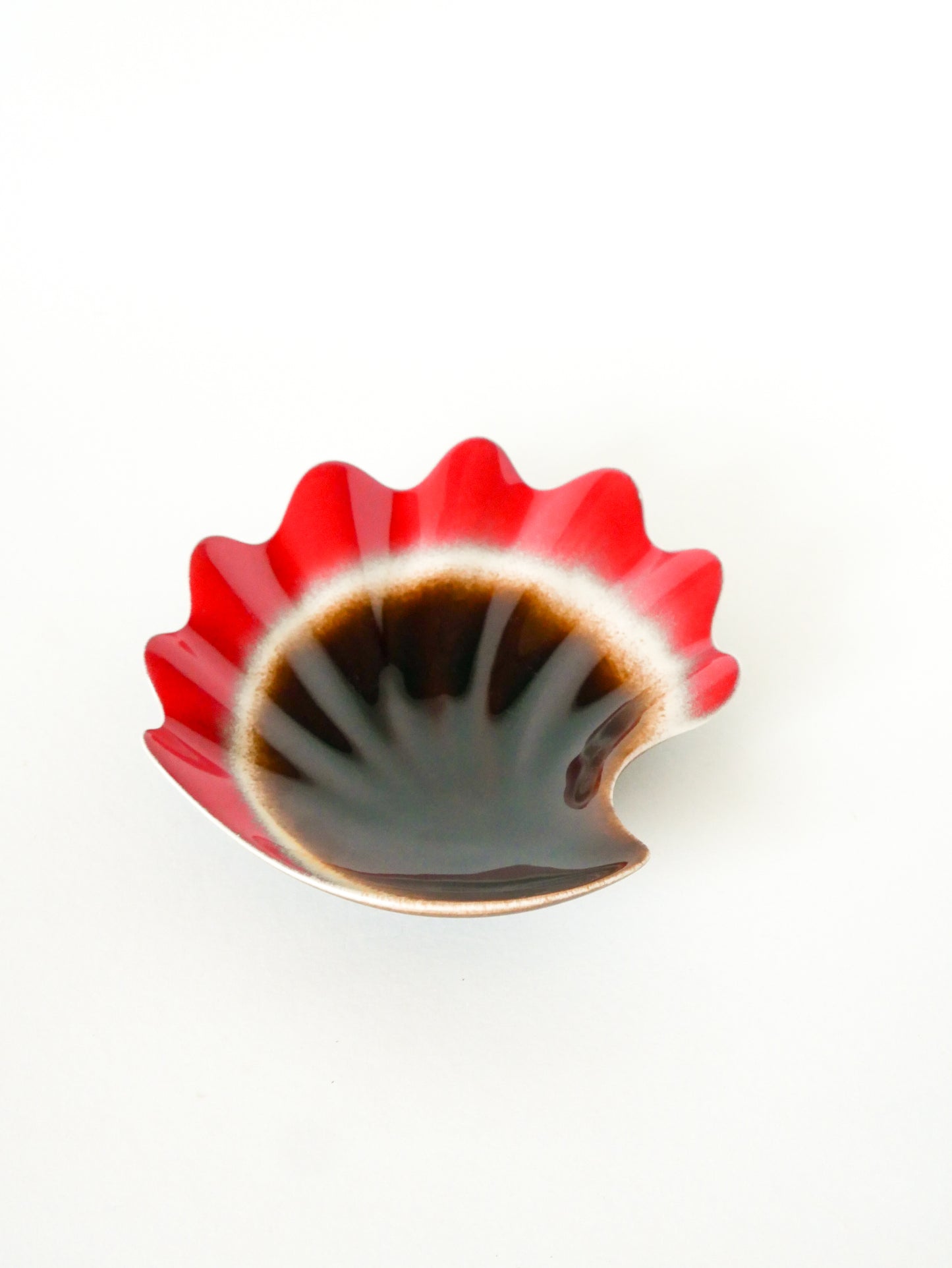 Vide-poche en céramique forme Coquillage, Rouge et Marron, 1970