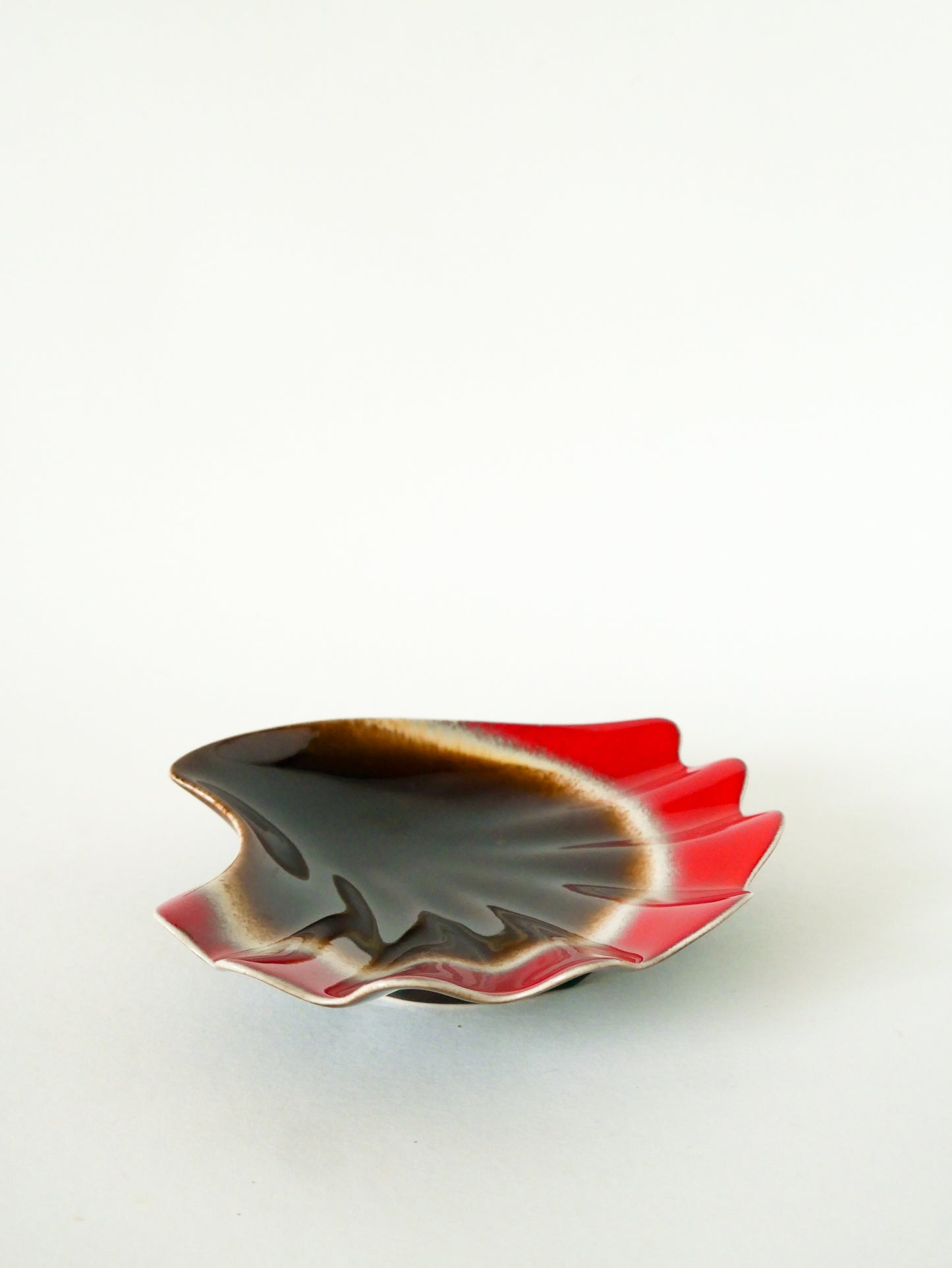 Vide-poche en céramique forme Coquillage, Rouge et Marron, 1970