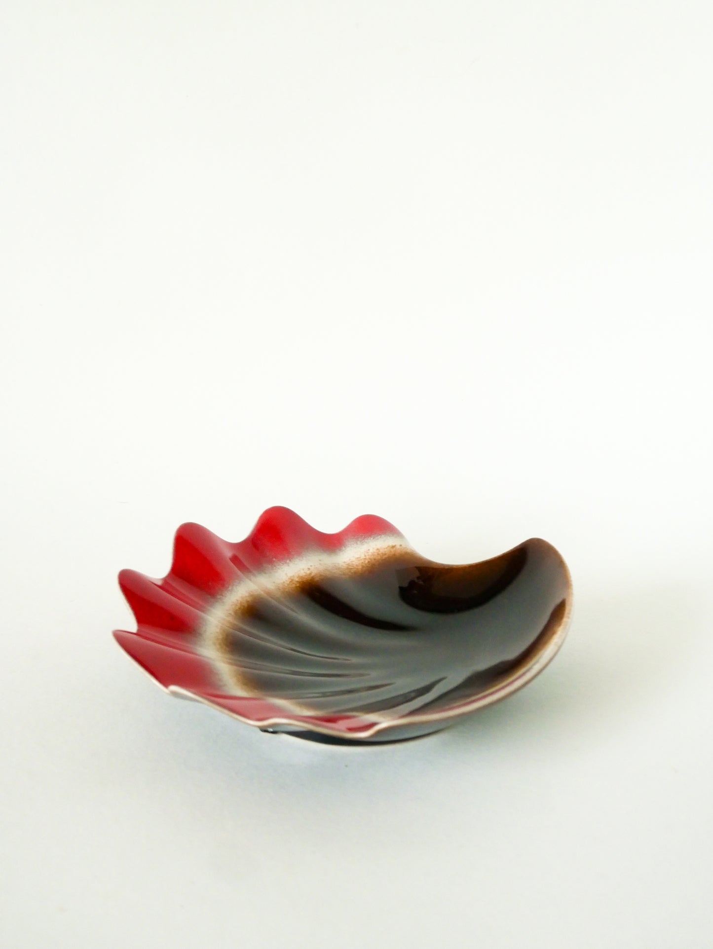 Vide-poche en céramique forme Coquillage, Rouge et Marron, 1970