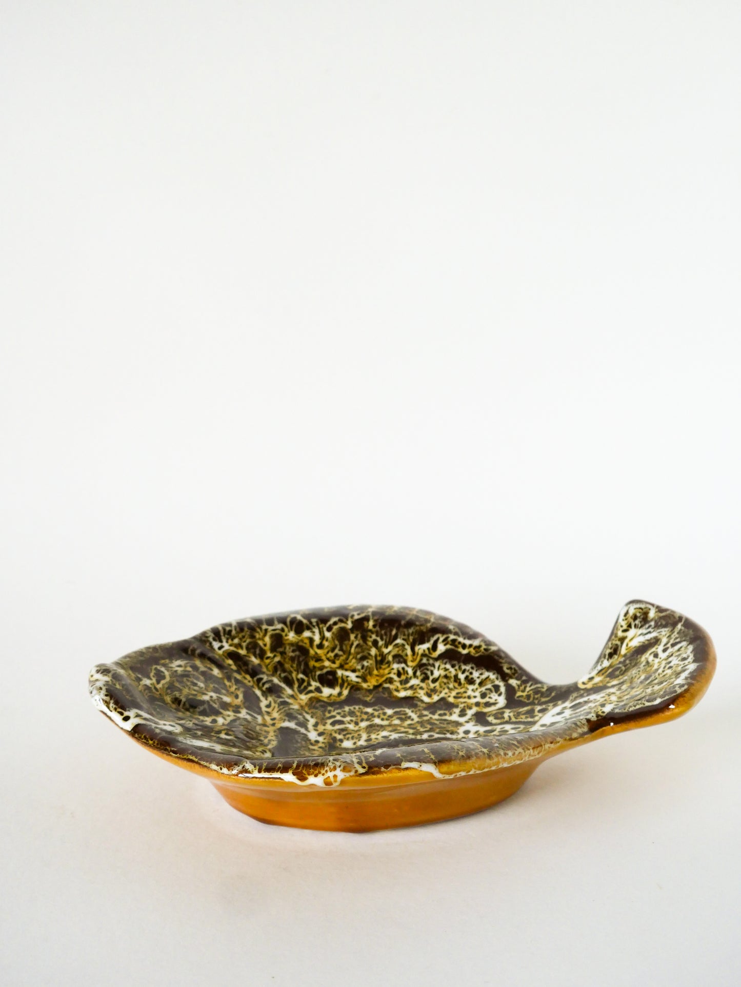 Grand vide-poche en céramique forme poisson, Marron et Jaune, Vallauris, 1970